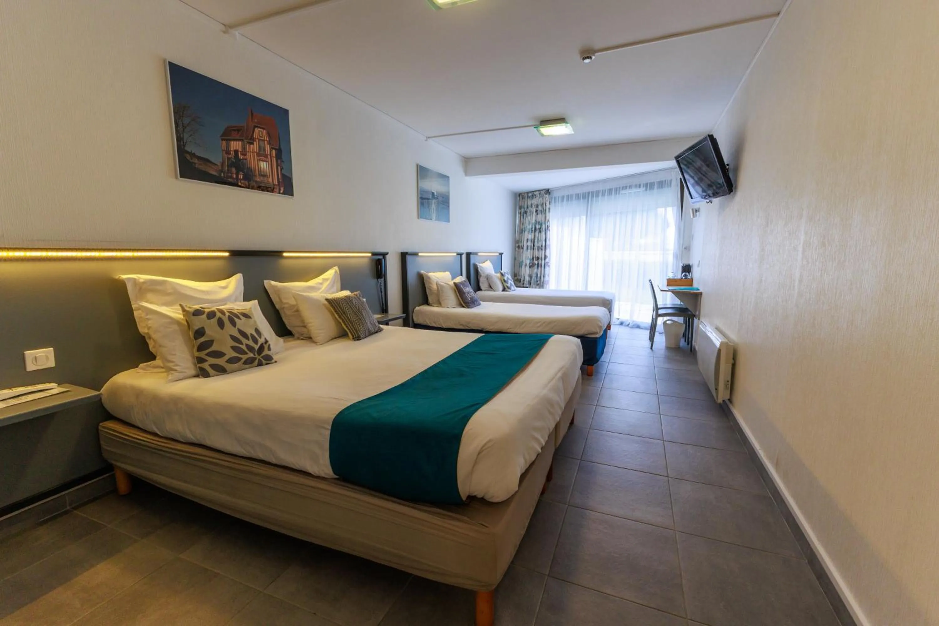 Family, Bed in Logis Hôtel Le Rochelois