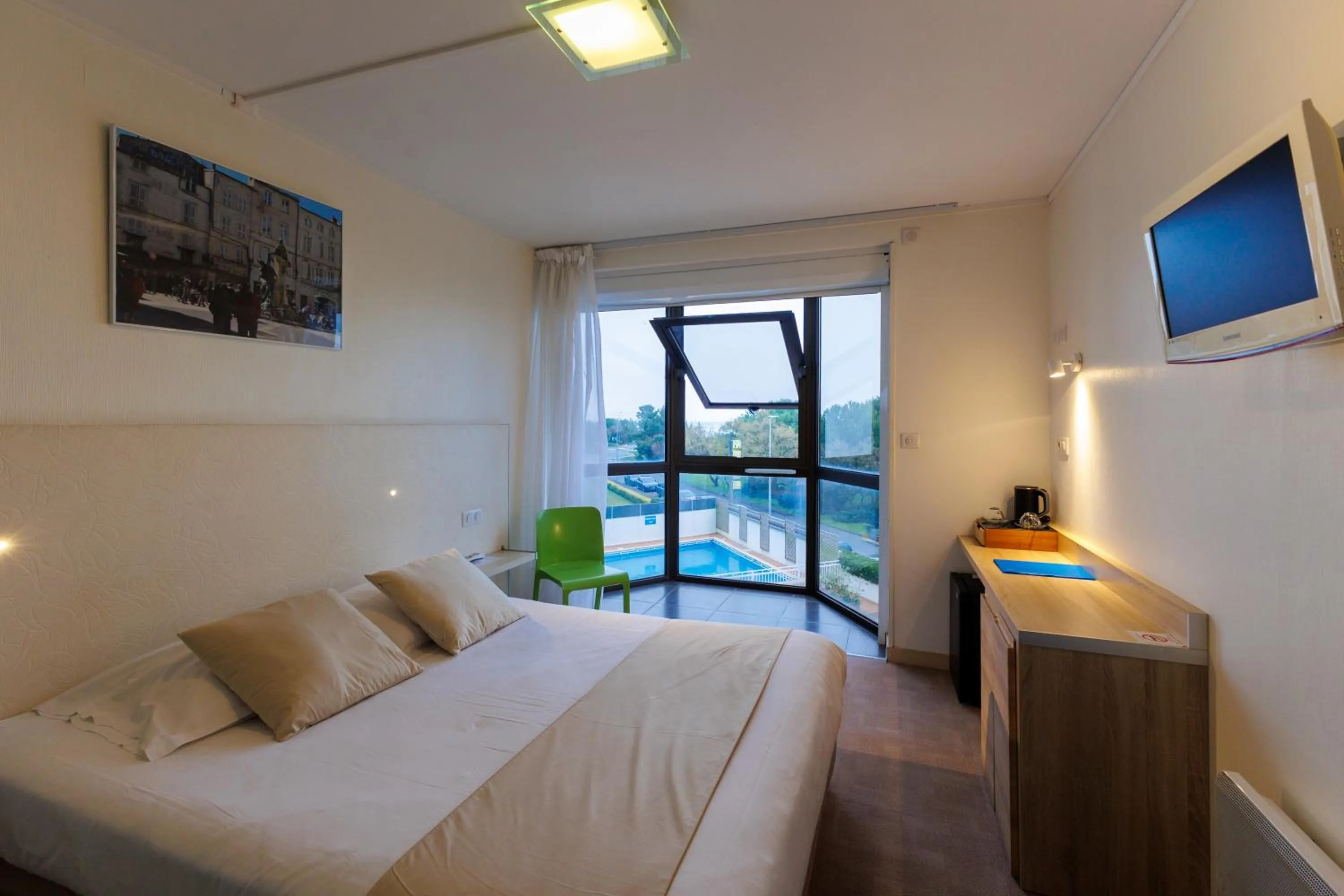 Swimming pool, Bed in Logis Hôtel Le Rochelois