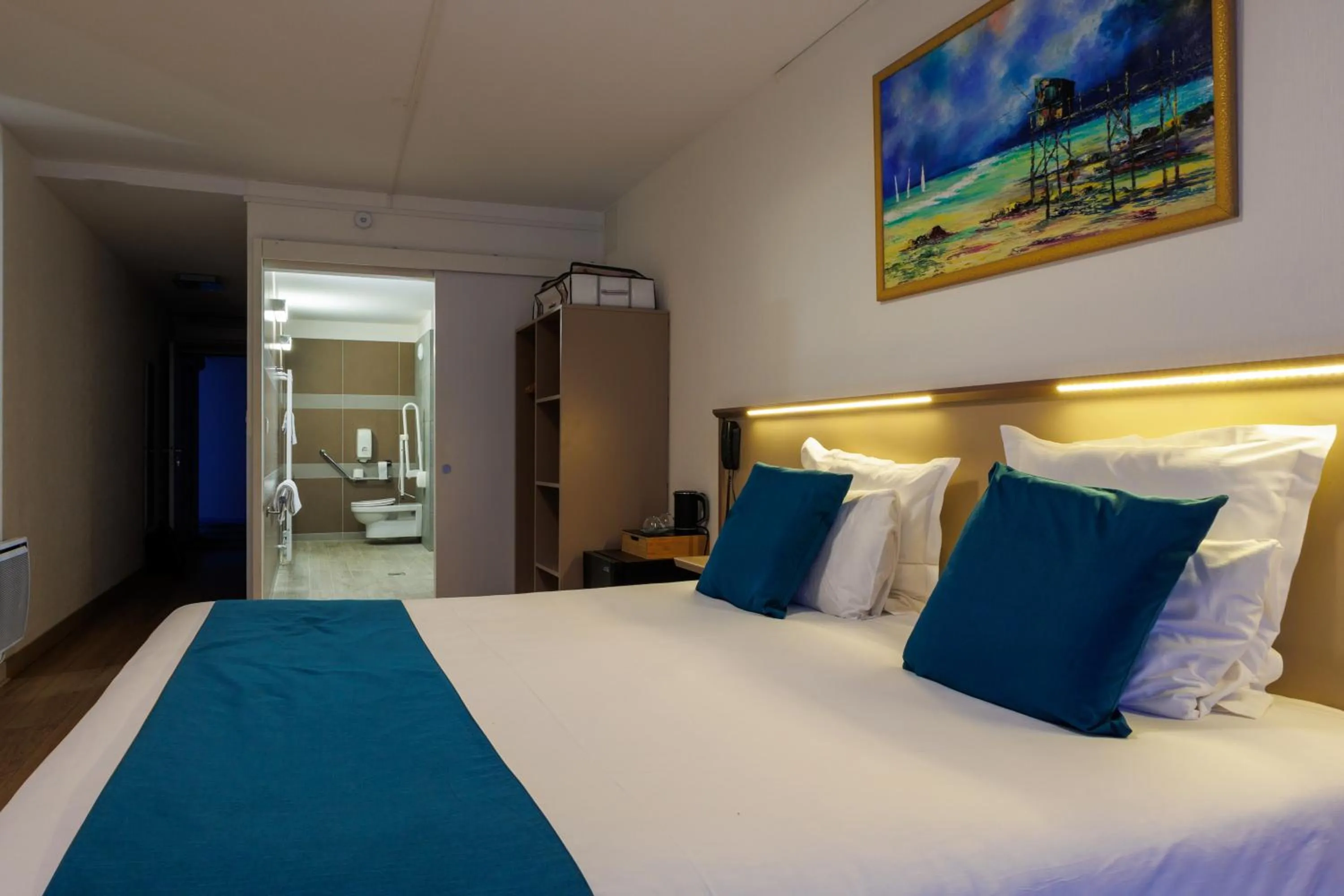 Bedroom, Bed in Logis Hôtel Le Rochelois