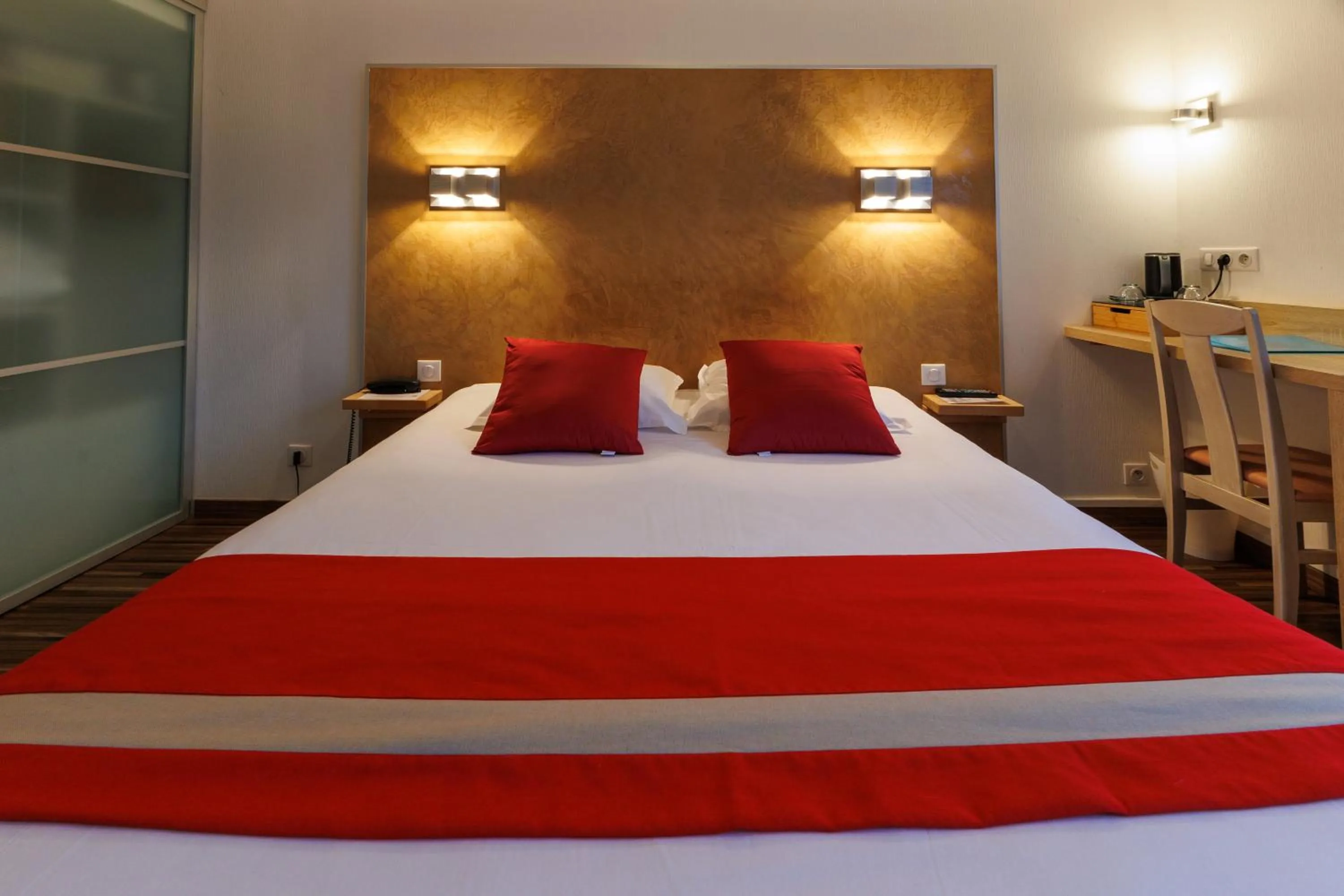 Bedroom, Bed in Logis Hôtel Le Rochelois