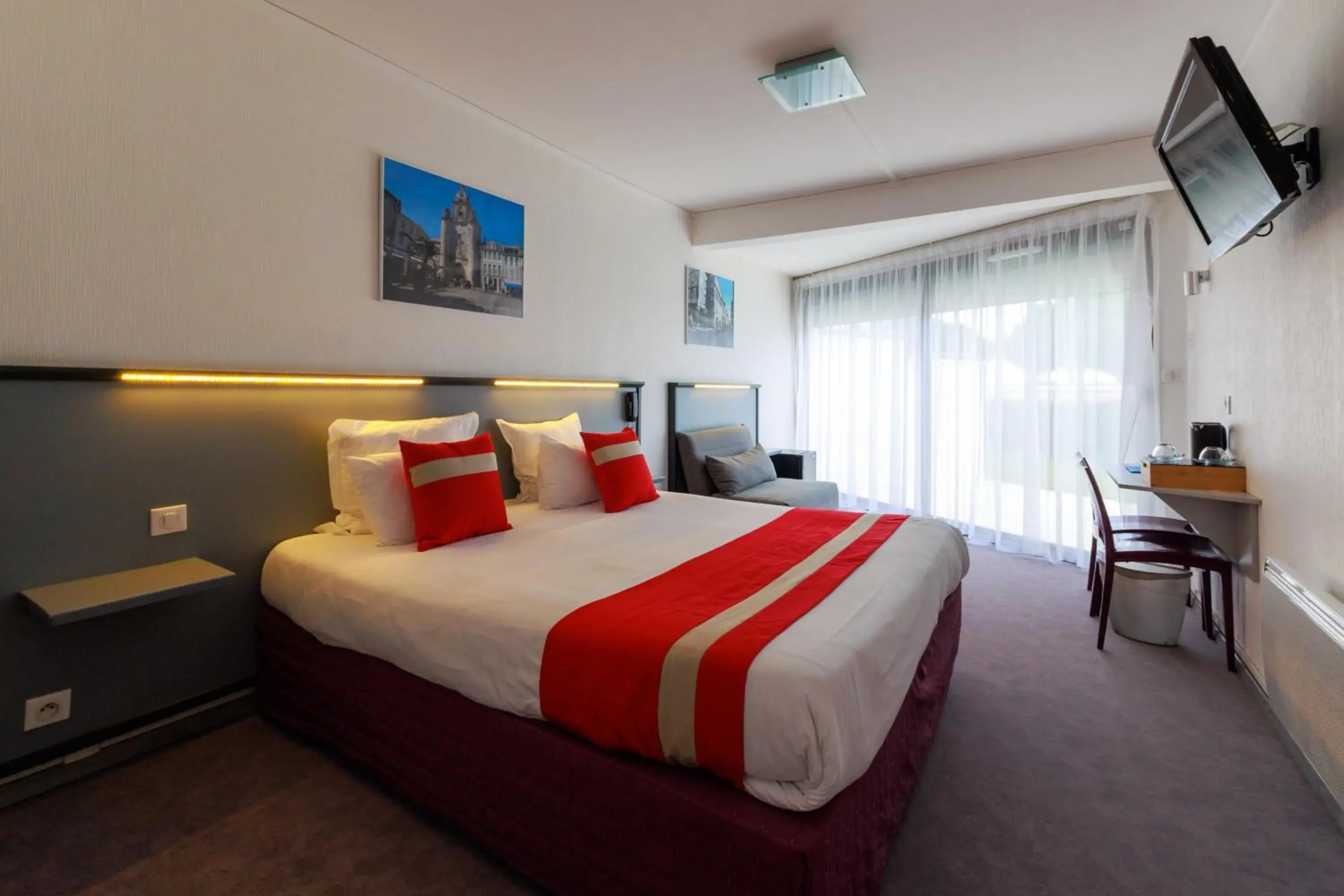 Standard Double Room in Logis Hôtel Le Rochelois Standard Double Room in Logis Hôtel Le Rochelois