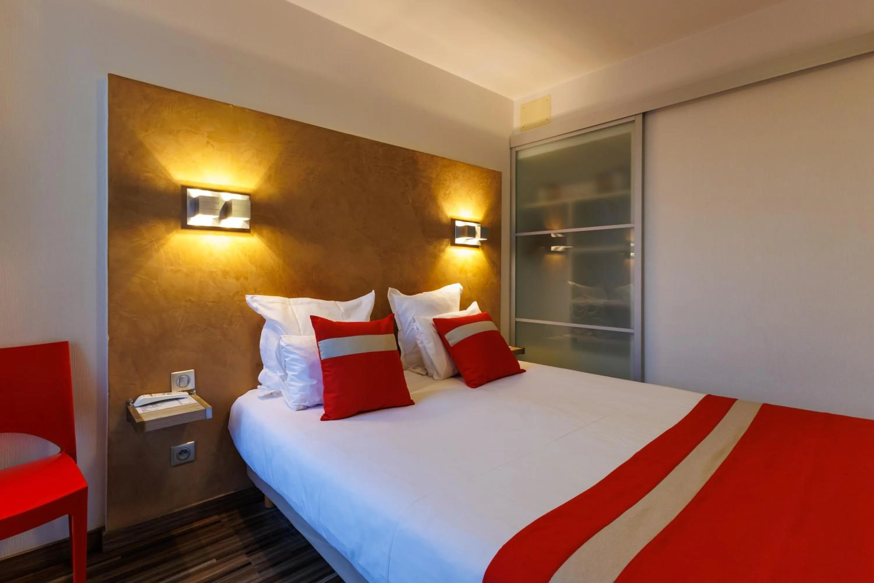 Photo of the whole room, Bed in Logis Hôtel Le Rochelois