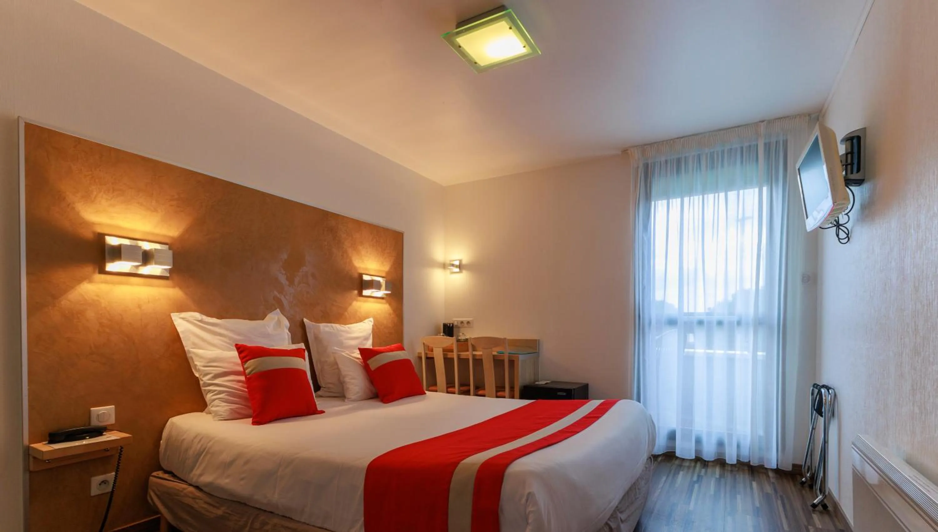 View (from property/room), Bed in Logis Hôtel Le Rochelois