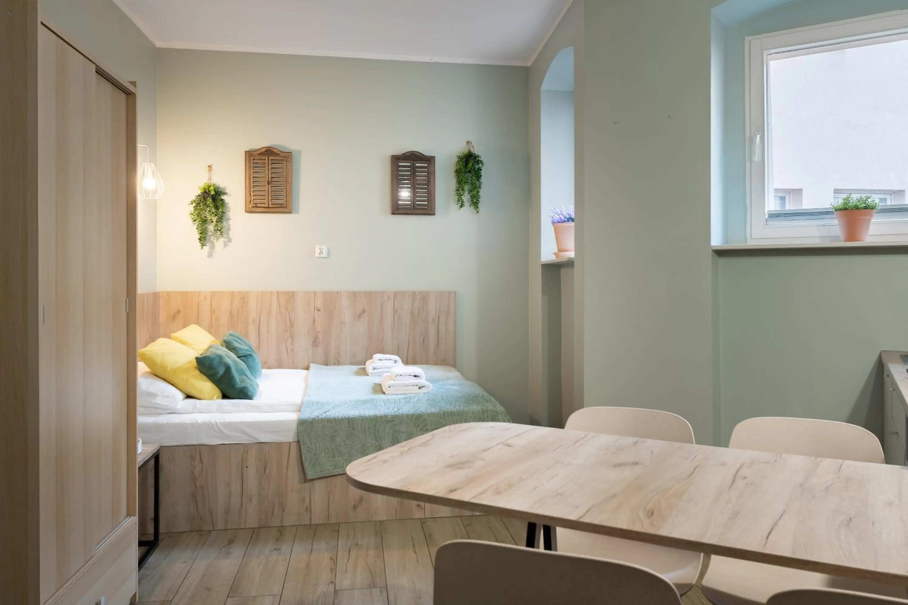 Dining area, Bed in Łazienna Premier by Rentoom