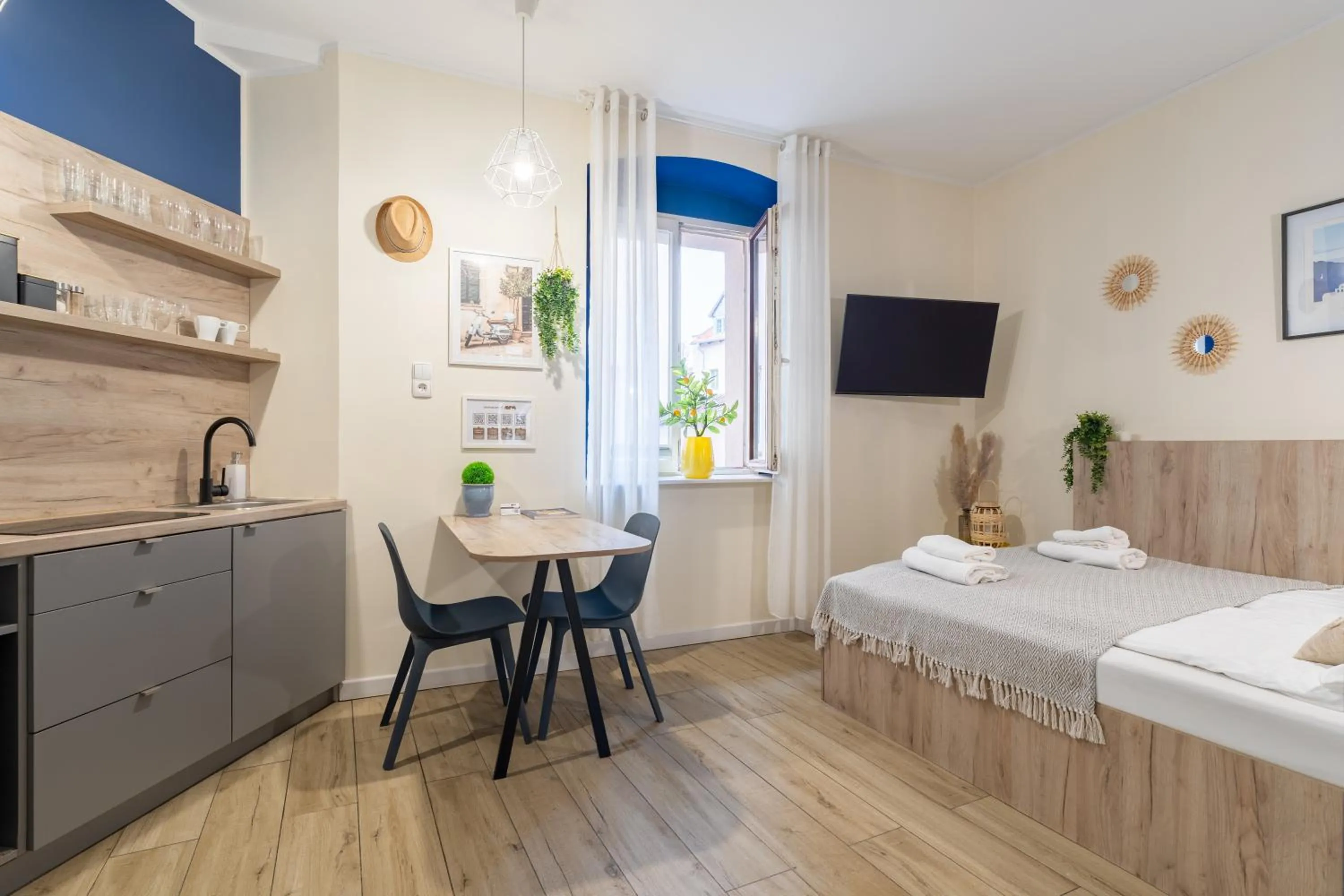 Kitchen or kitchenette, Bed in Łazienna Premier by Rentoom