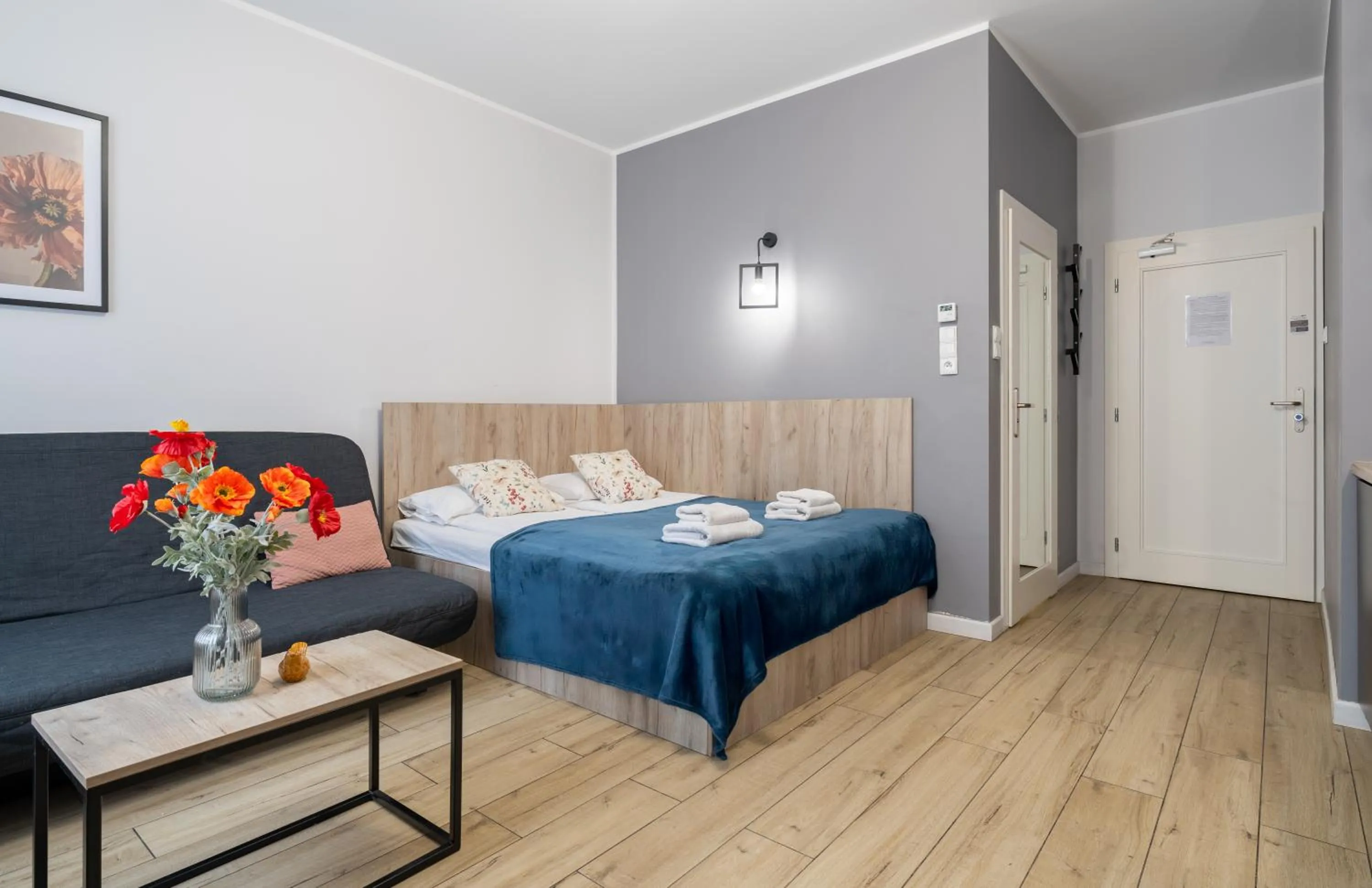 Living room, Bed in Łazienna Premier by Rentoom