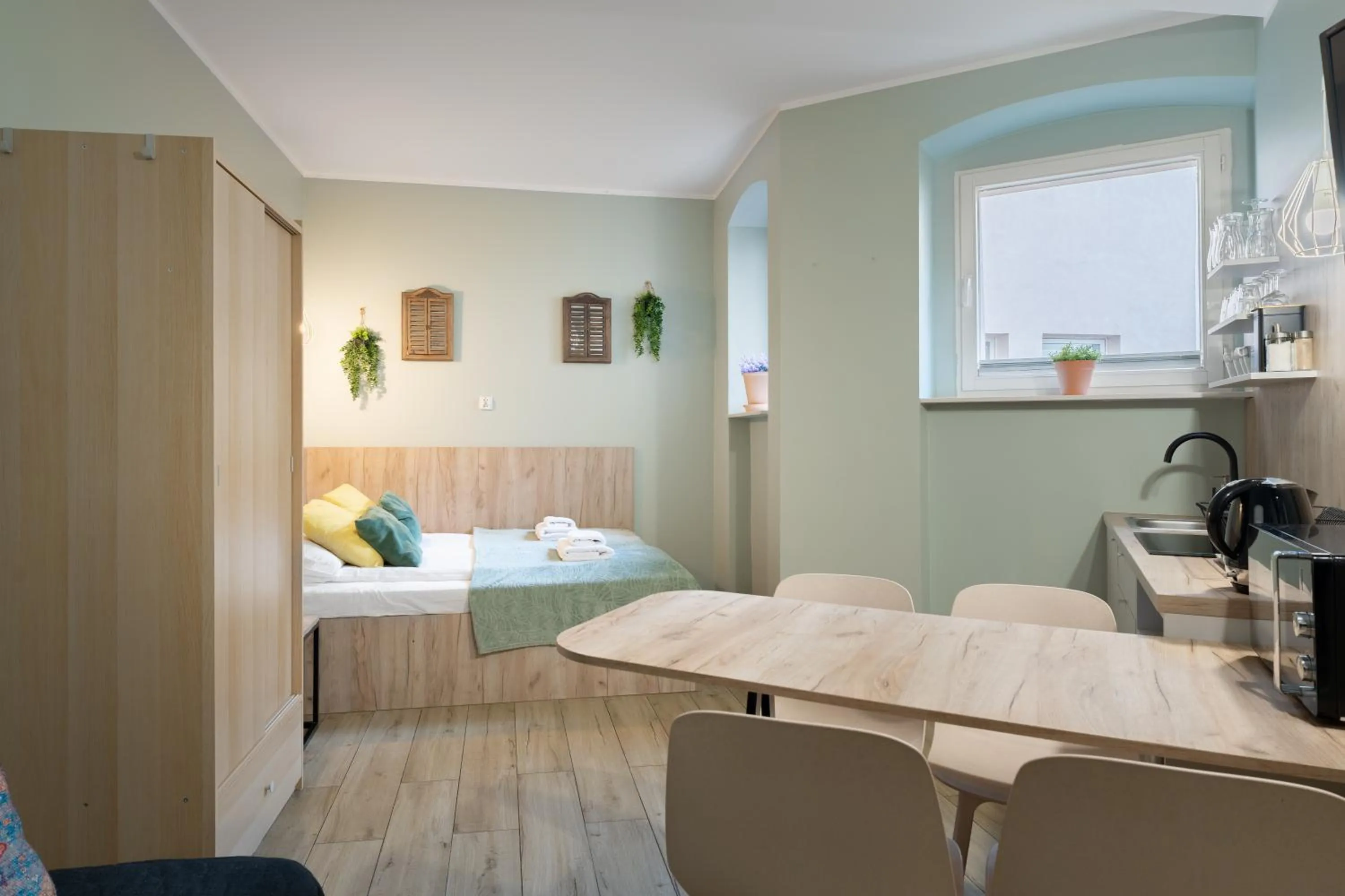 Living room, Bed in Łazienna Premier by Rentoom