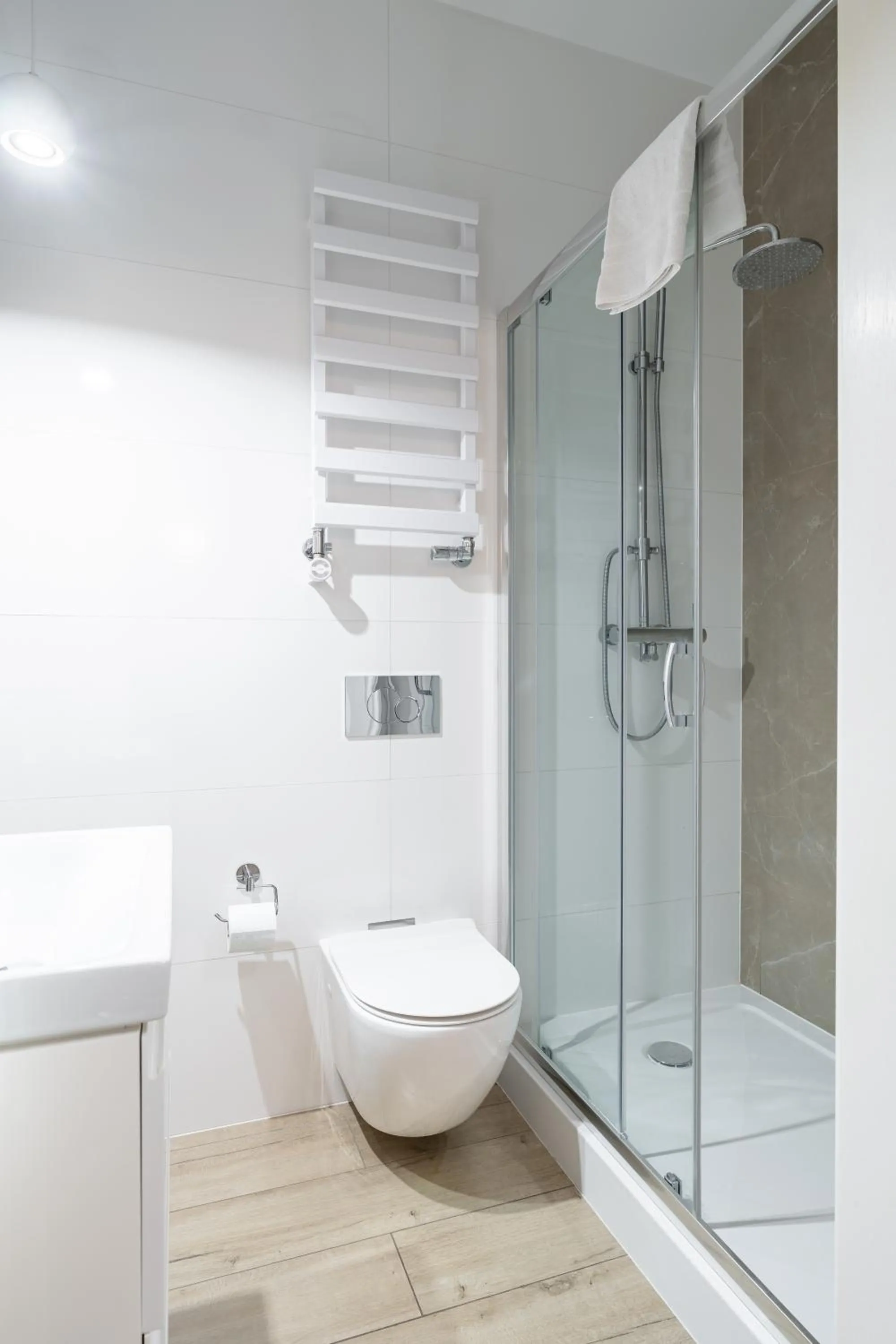 Shower in Łazienna Premier by Rentoom