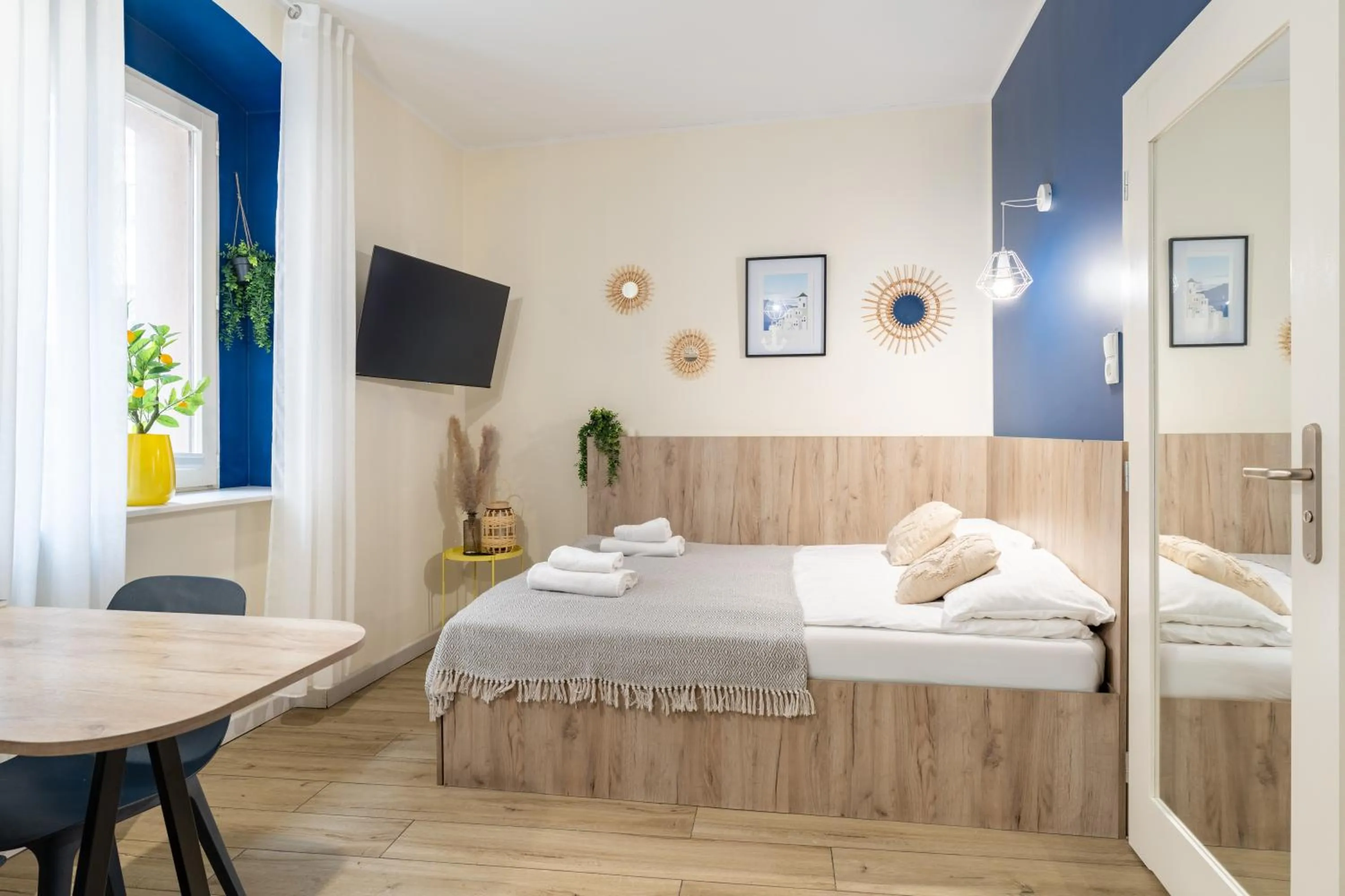 Photo of the whole room, Bed in Łazienna Premier by Rentoom