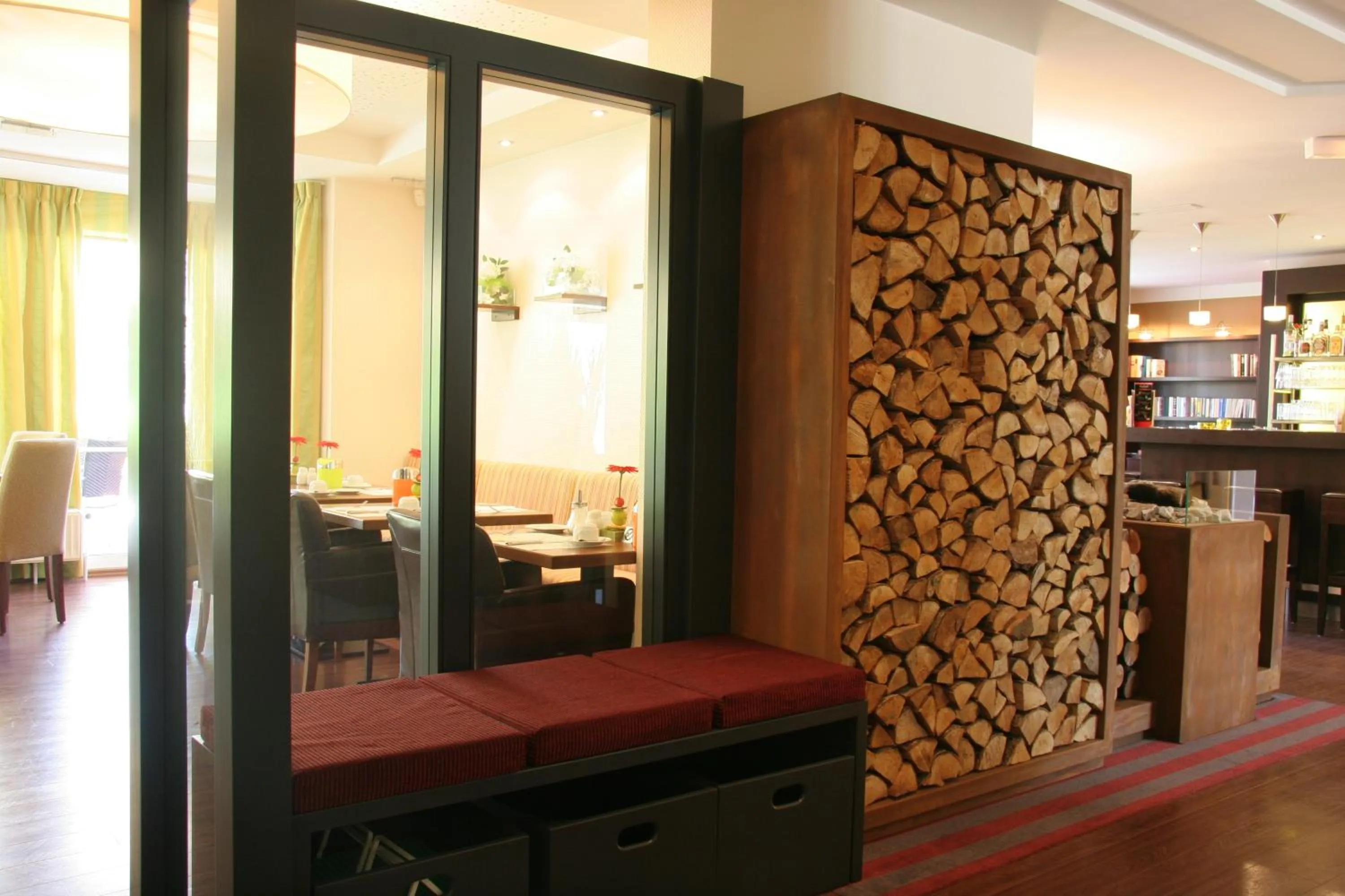 Communal lounge/ TV room in NordWest-Hotel Bad Zwischenahn