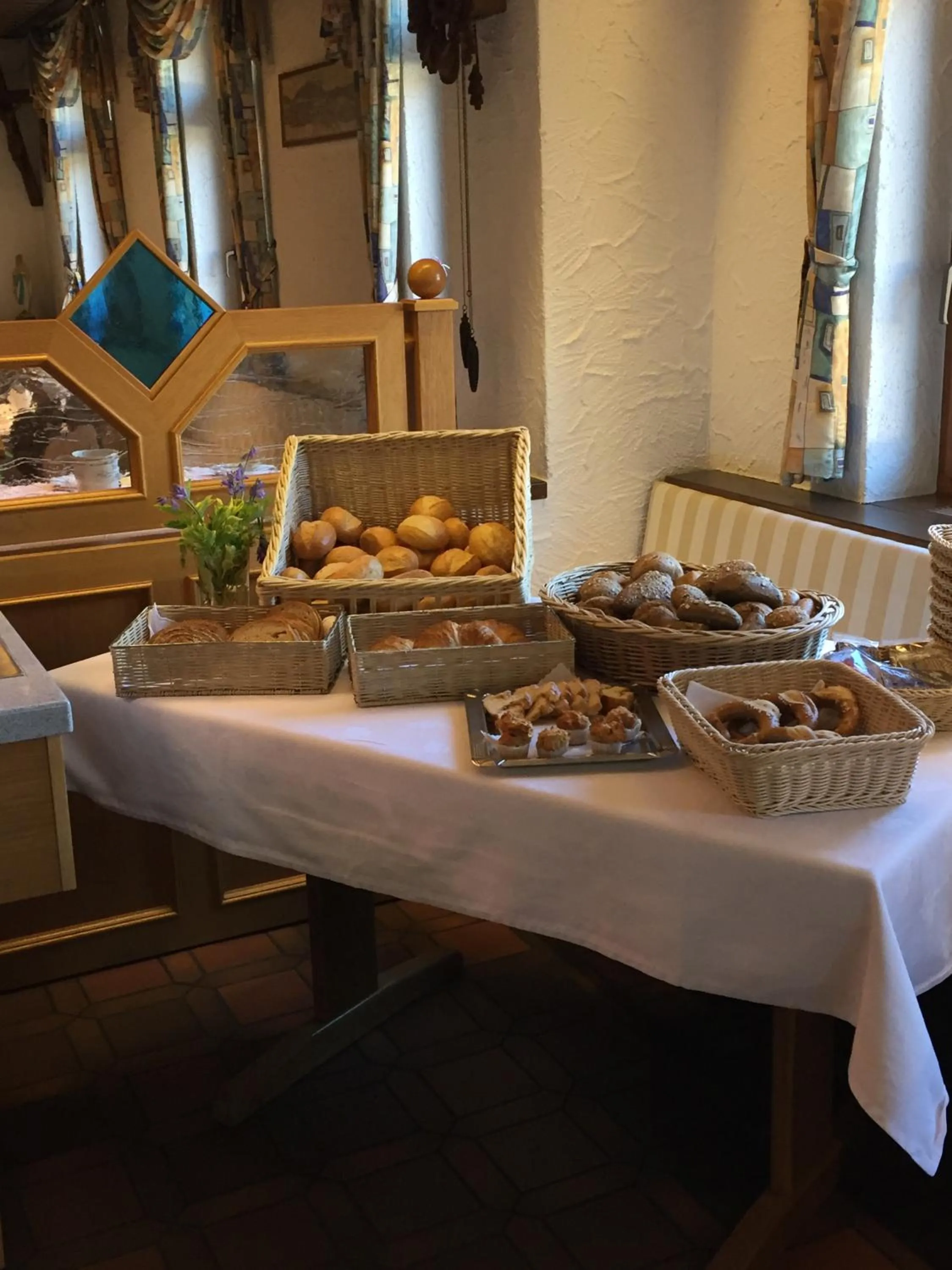 Food and drinks in Hotel Garni Schmieder’s Ochsen