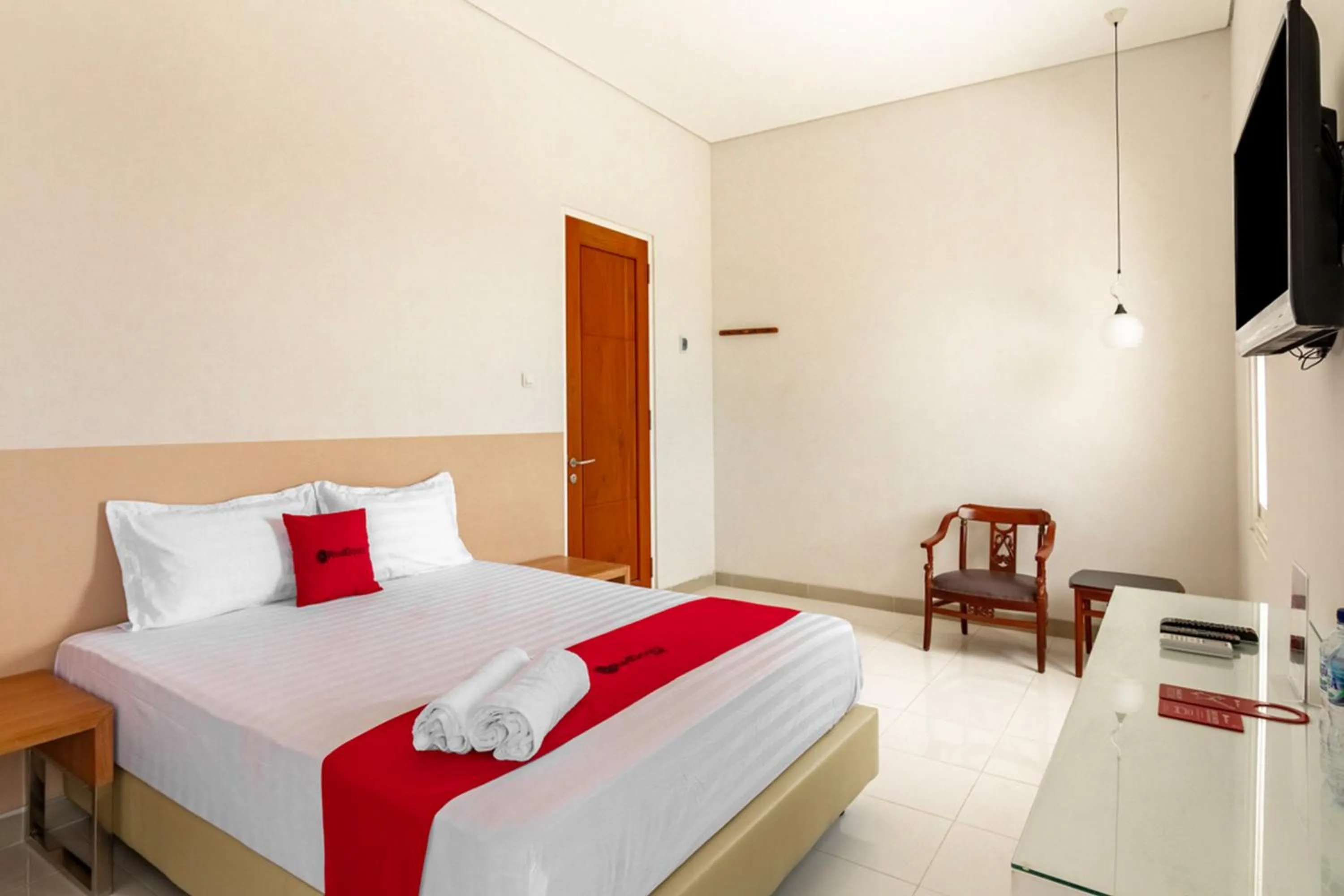 Bed in RedDoorz Syariah @ Kebraon