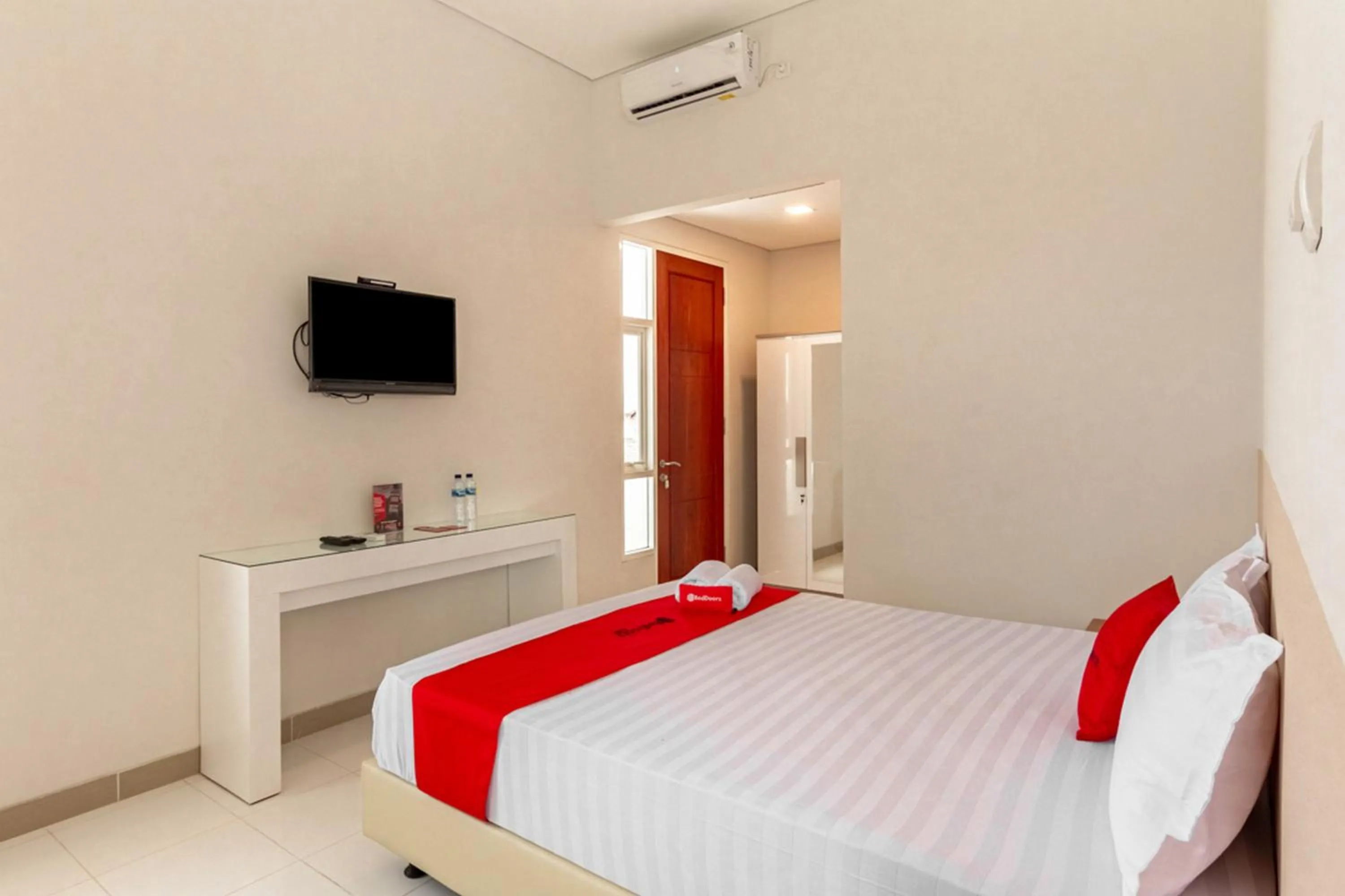 Bed in RedDoorz Syariah @ Kebraon