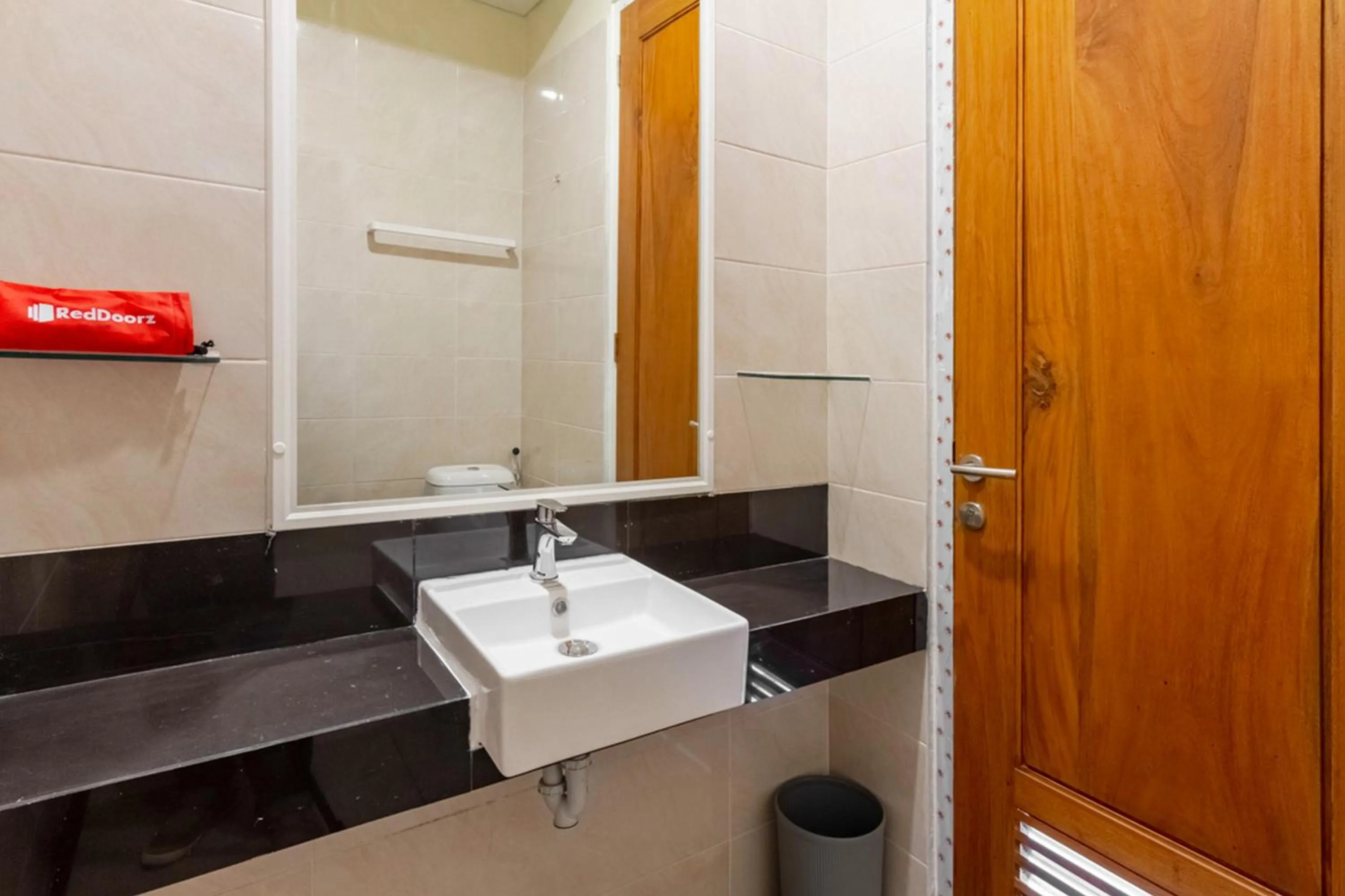 Bathroom in RedDoorz Syariah @ Kebraon