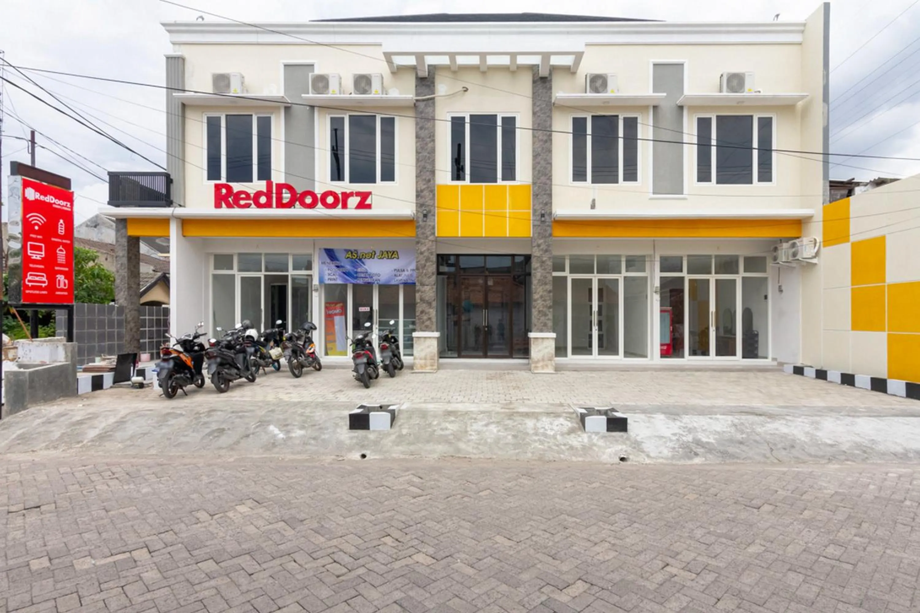 Property building in RedDoorz Syariah @ Kebraon