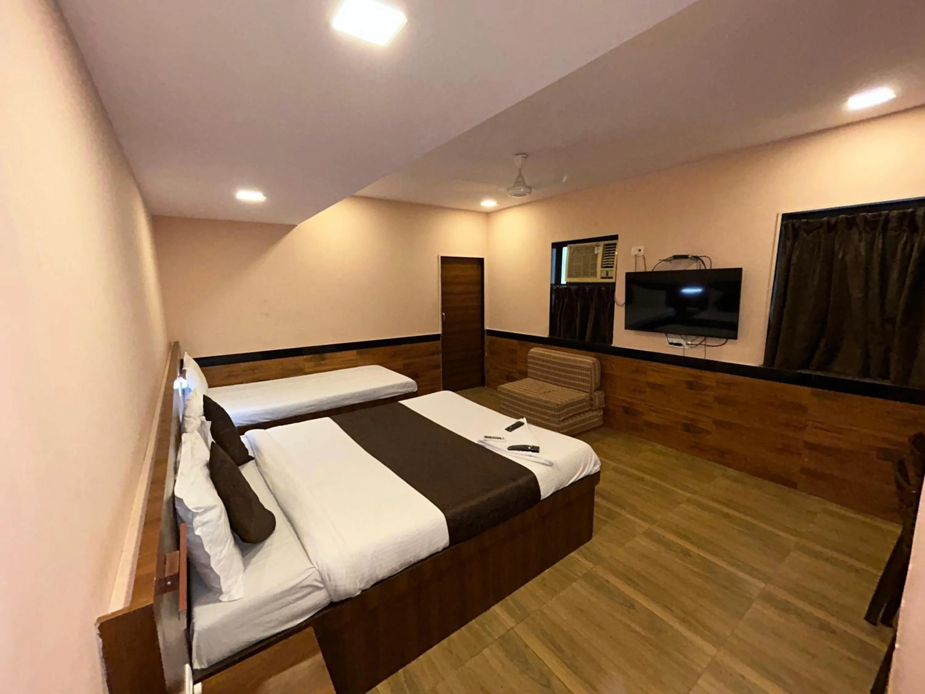 Lucky Service Apartments - Near BKC