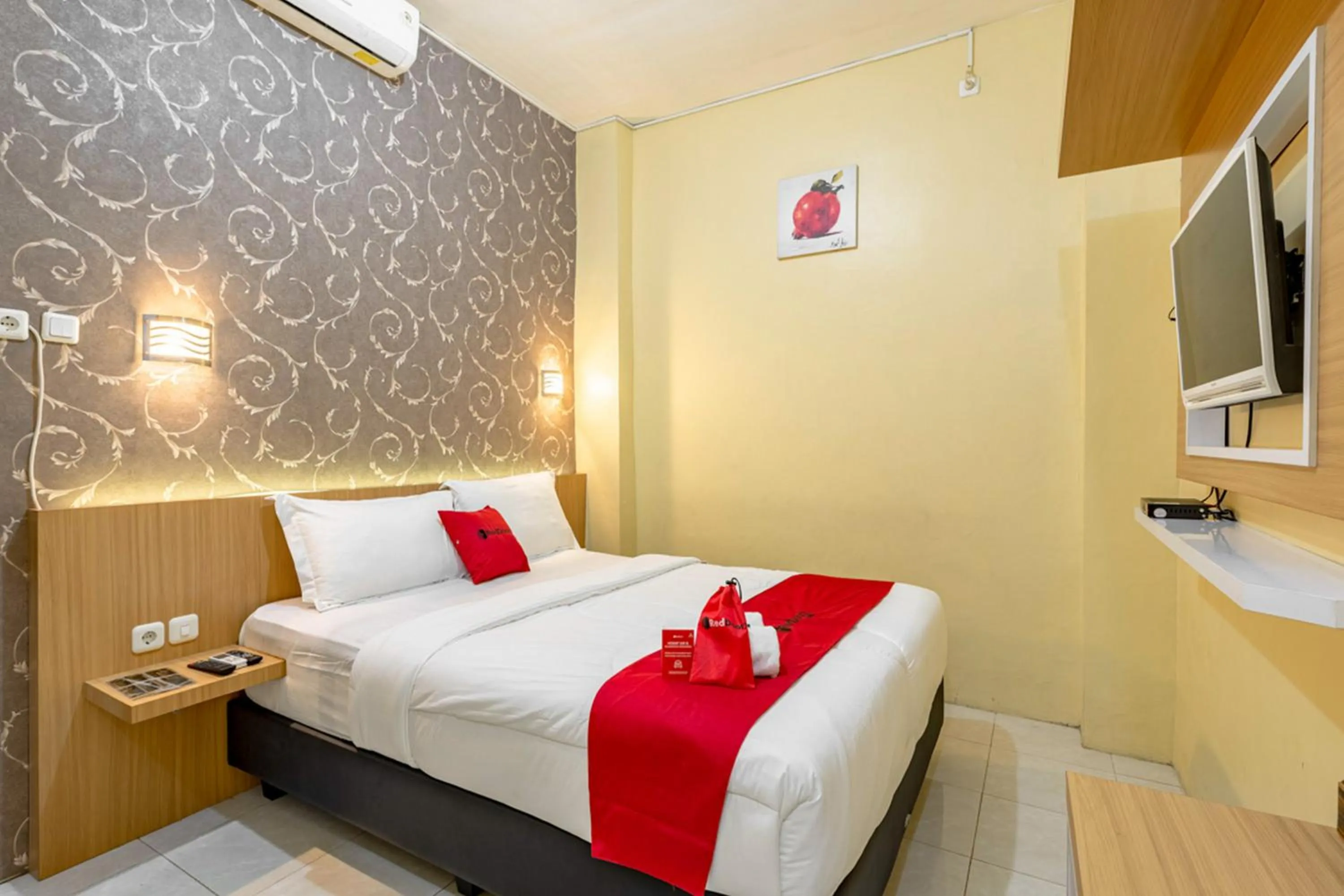 Bed in RedDoorz near Dino Park