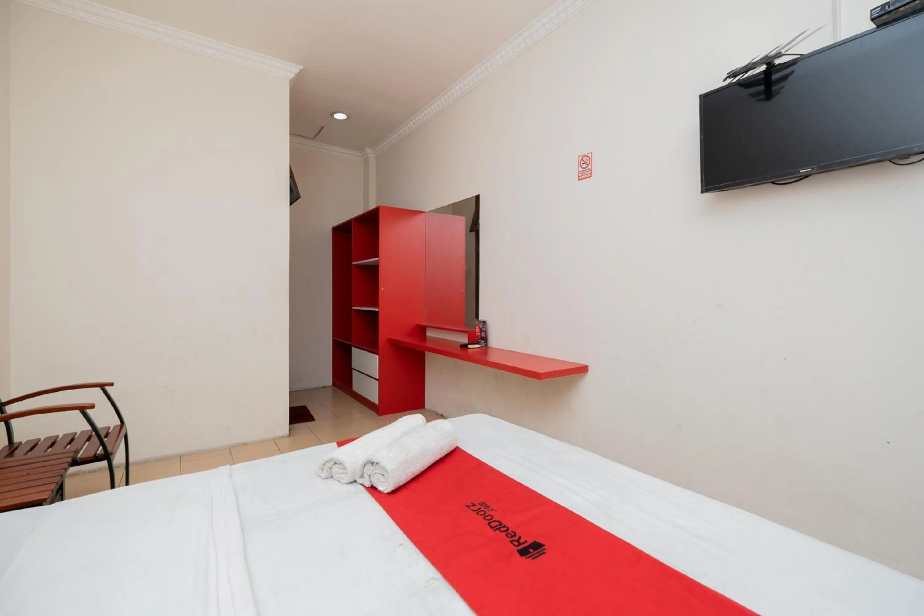 Bed in RedDoorz Plus @ Gunungsari Surabaya