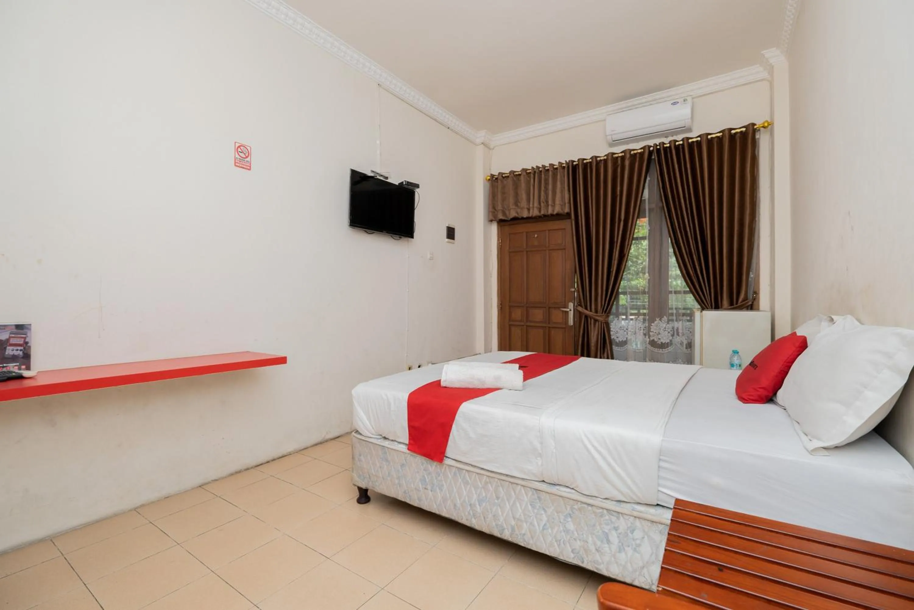 Bed in RedDoorz Plus @ Gunungsari Surabaya