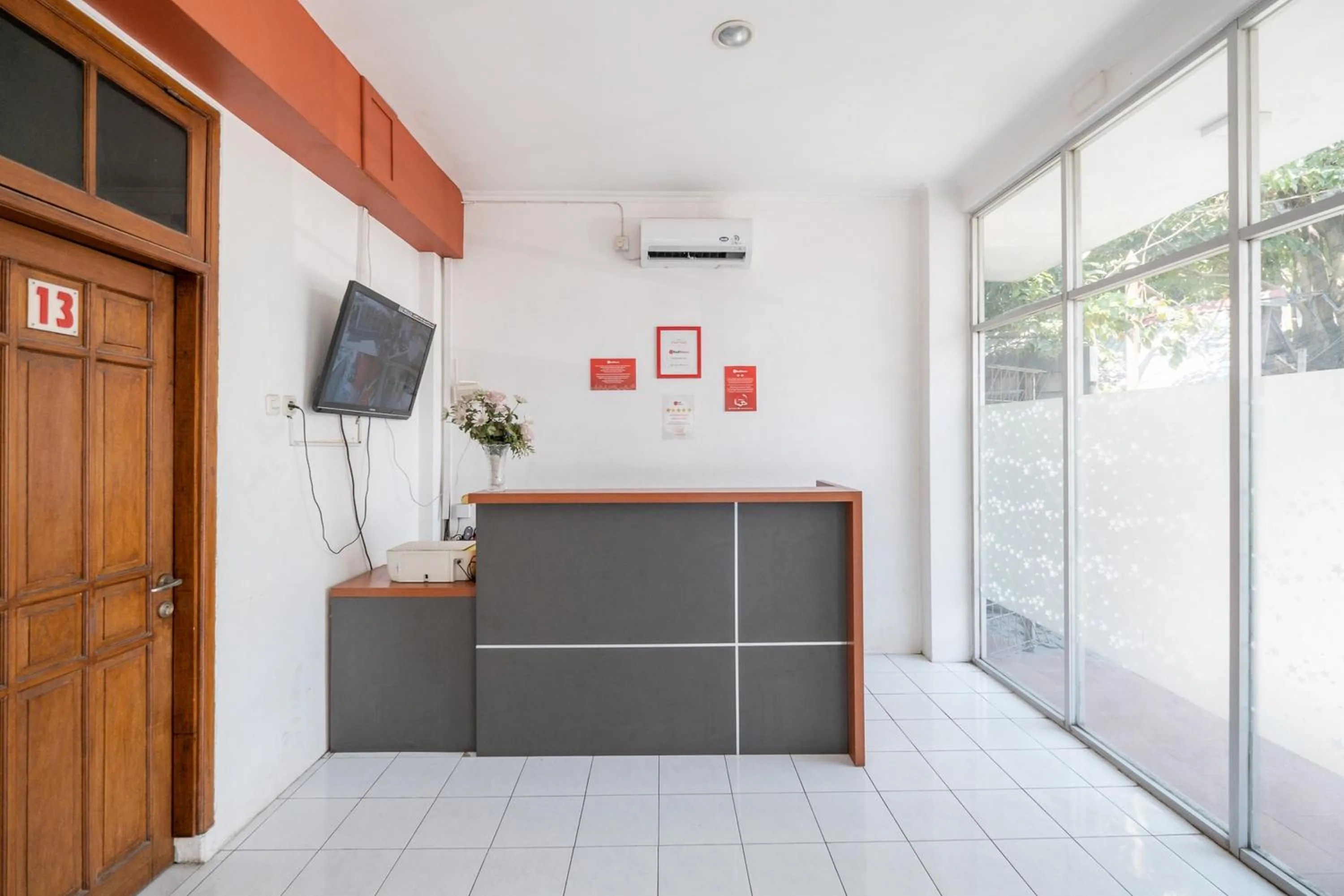 Lobby or reception in RedDoorz Plus @ Gunungsari Surabaya