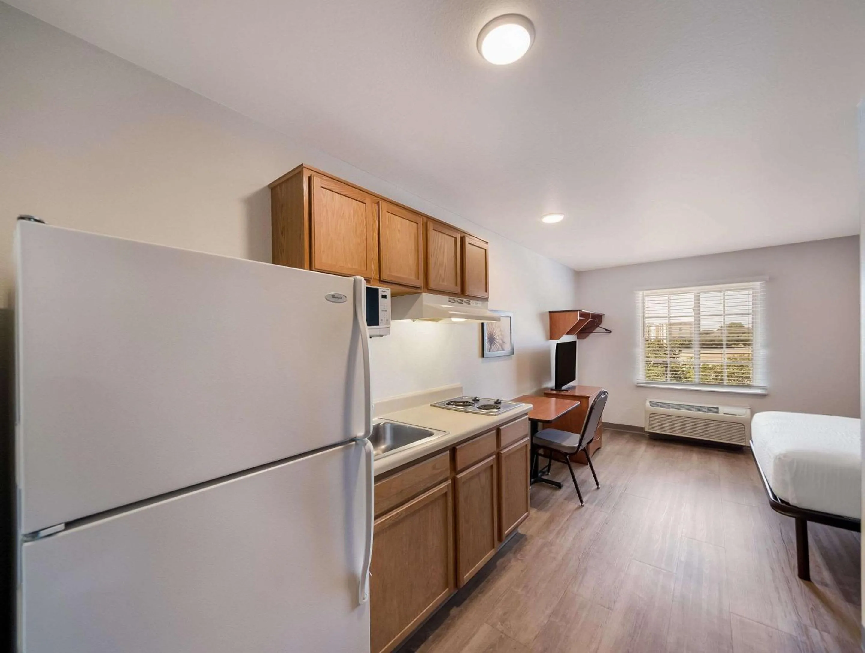 Kitchen or kitchenette, Bed in WoodSpring Suites Fort Worth Trophy Club