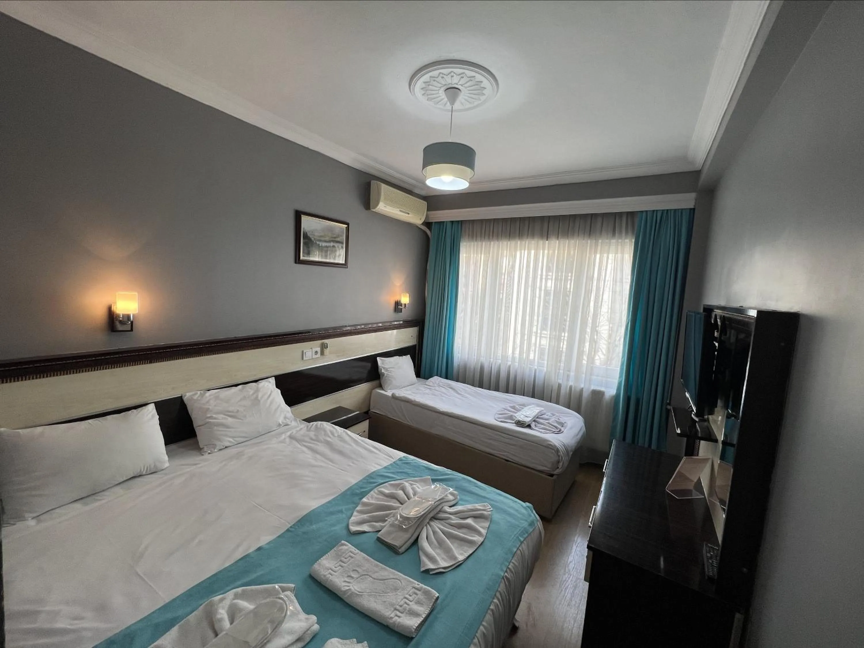 Communal lounge/ TV room, Bed in Old City Park Hotel