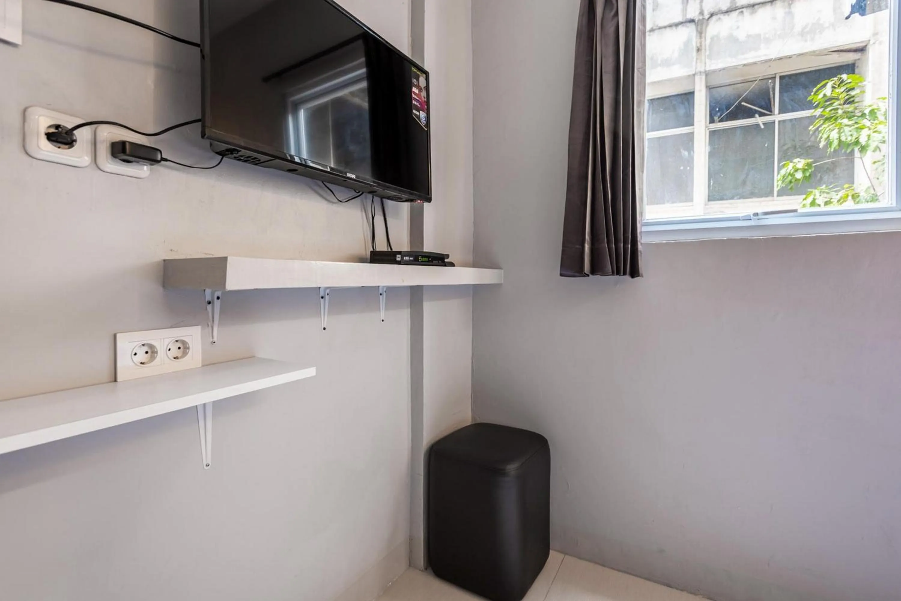 TV and multimedia in RedDoorz near Tanjung Duren 2