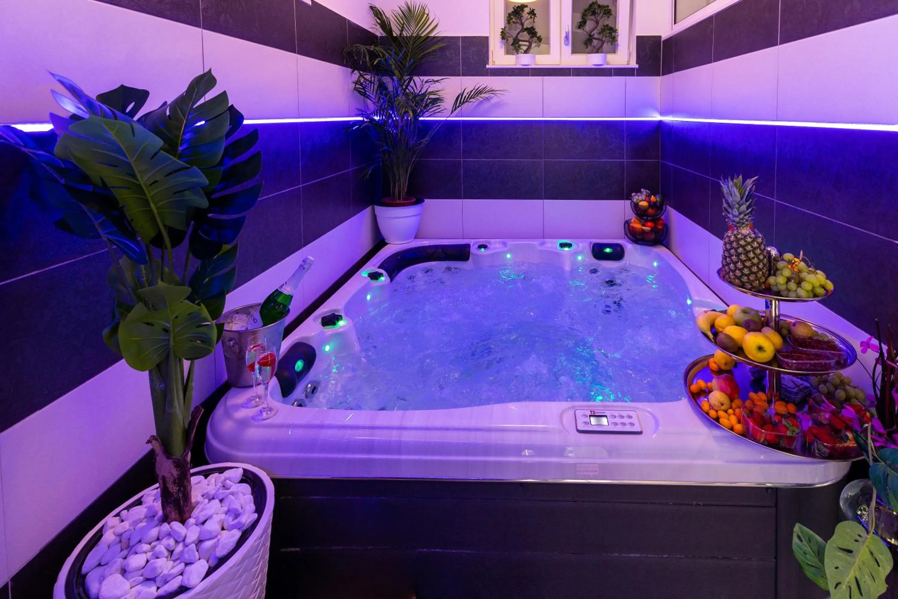 Apartment By the Way Hot Tub and Free Parking