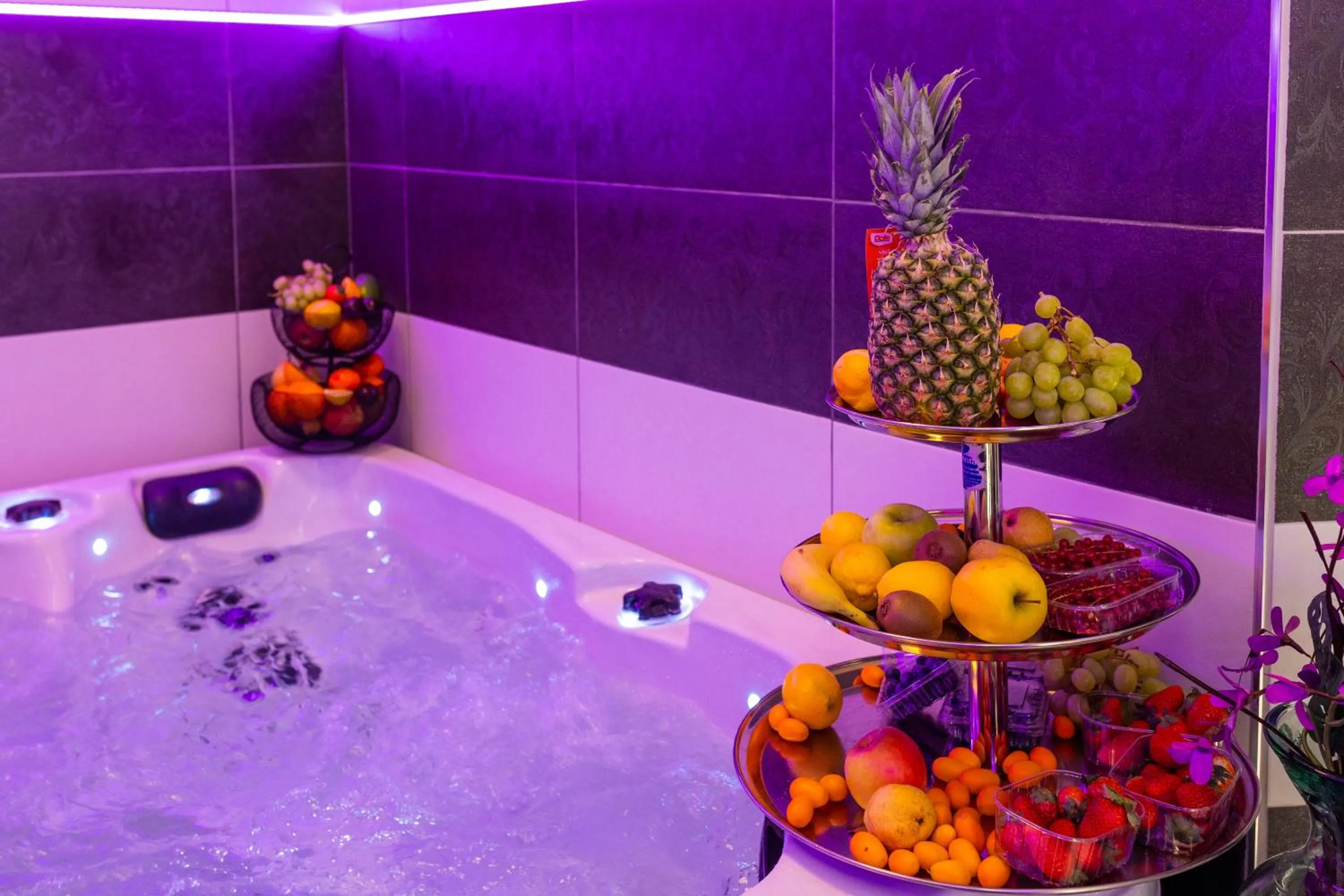 Apartment By the Way Hot Tub and Free Parking
