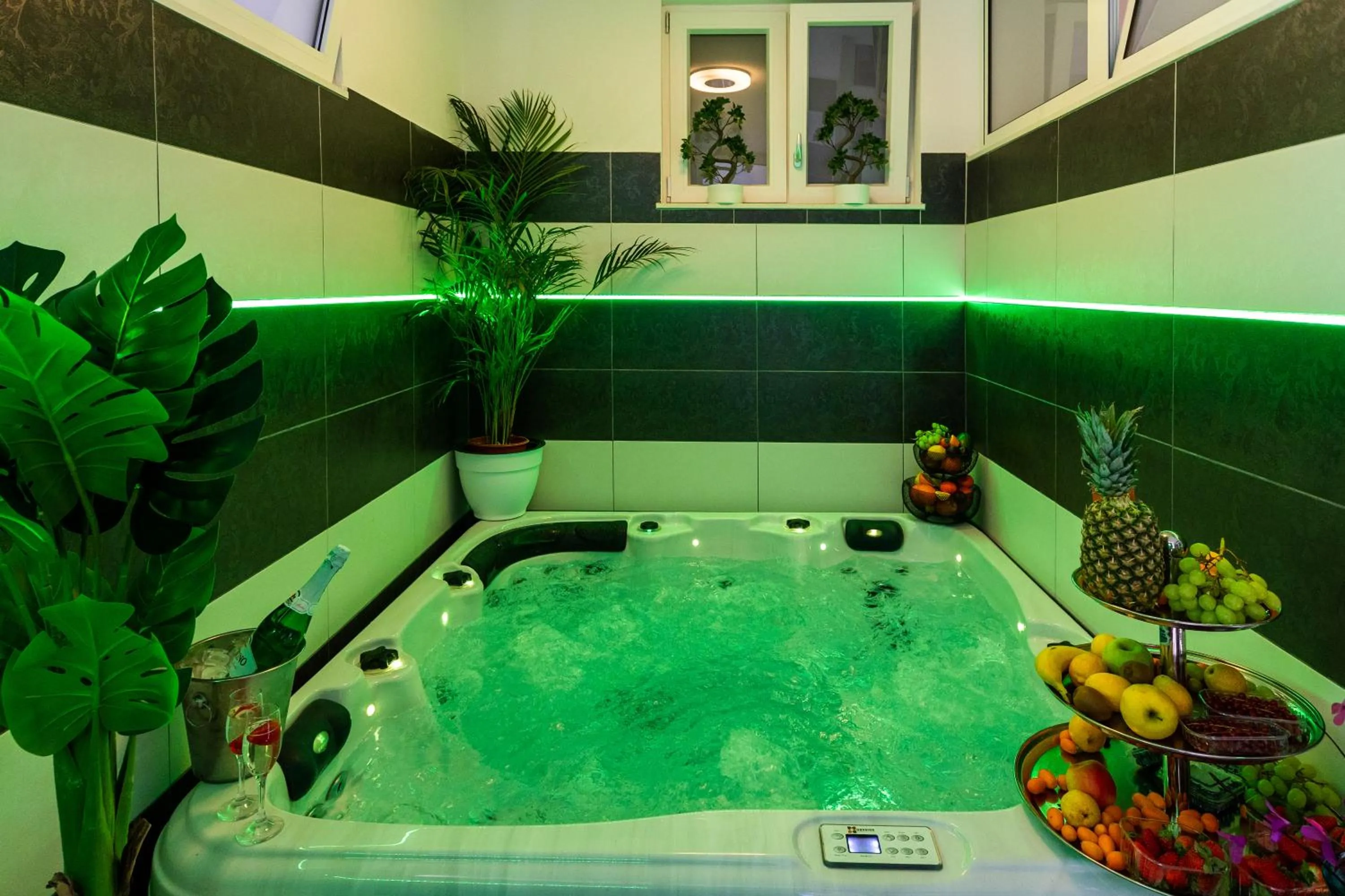 Apartment By the Way Hot Tub and Free Parking