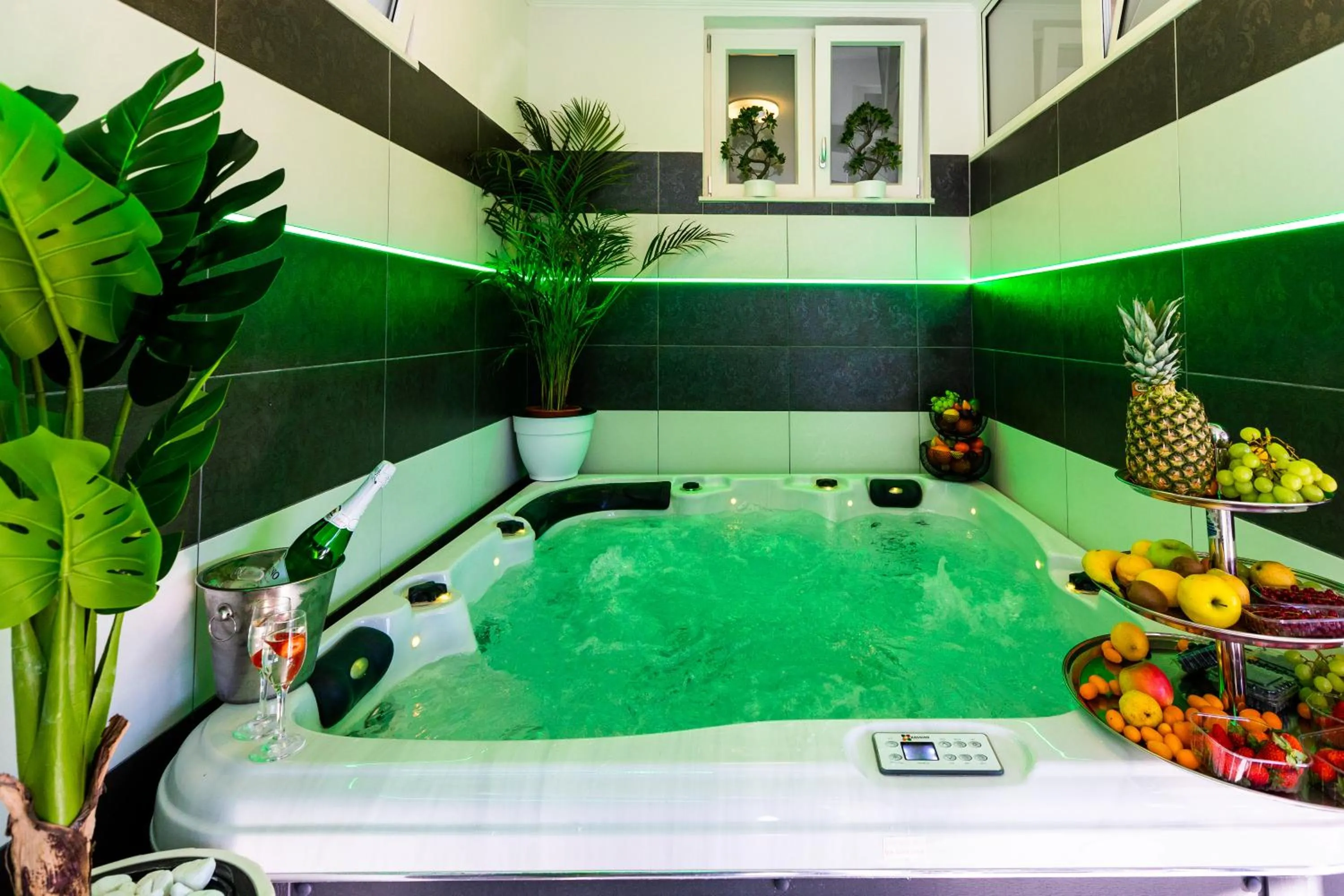Apartment By the Way Hot Tub and Free Parking
