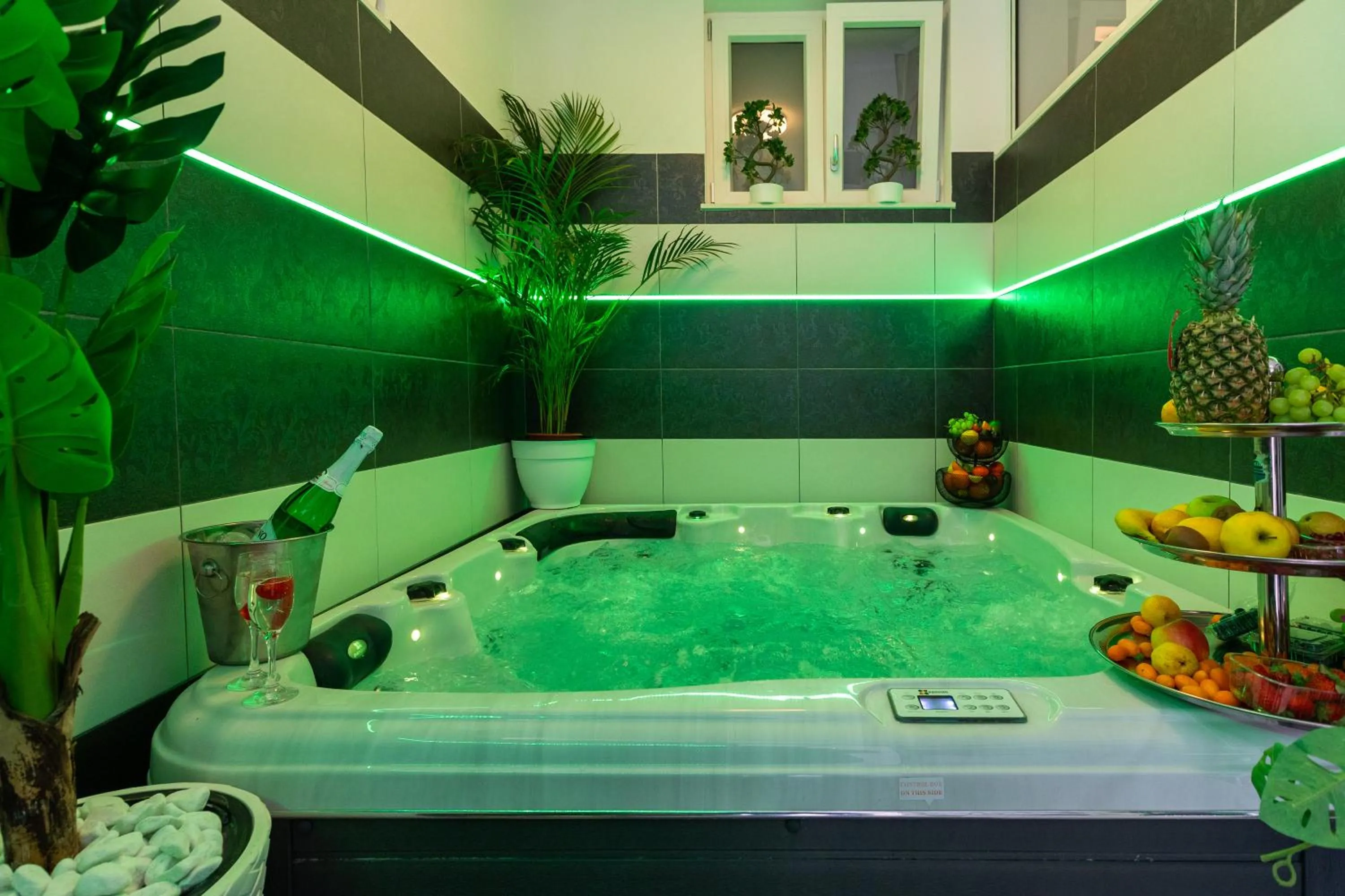 Apartment By the Way Hot Tub and Free Parking