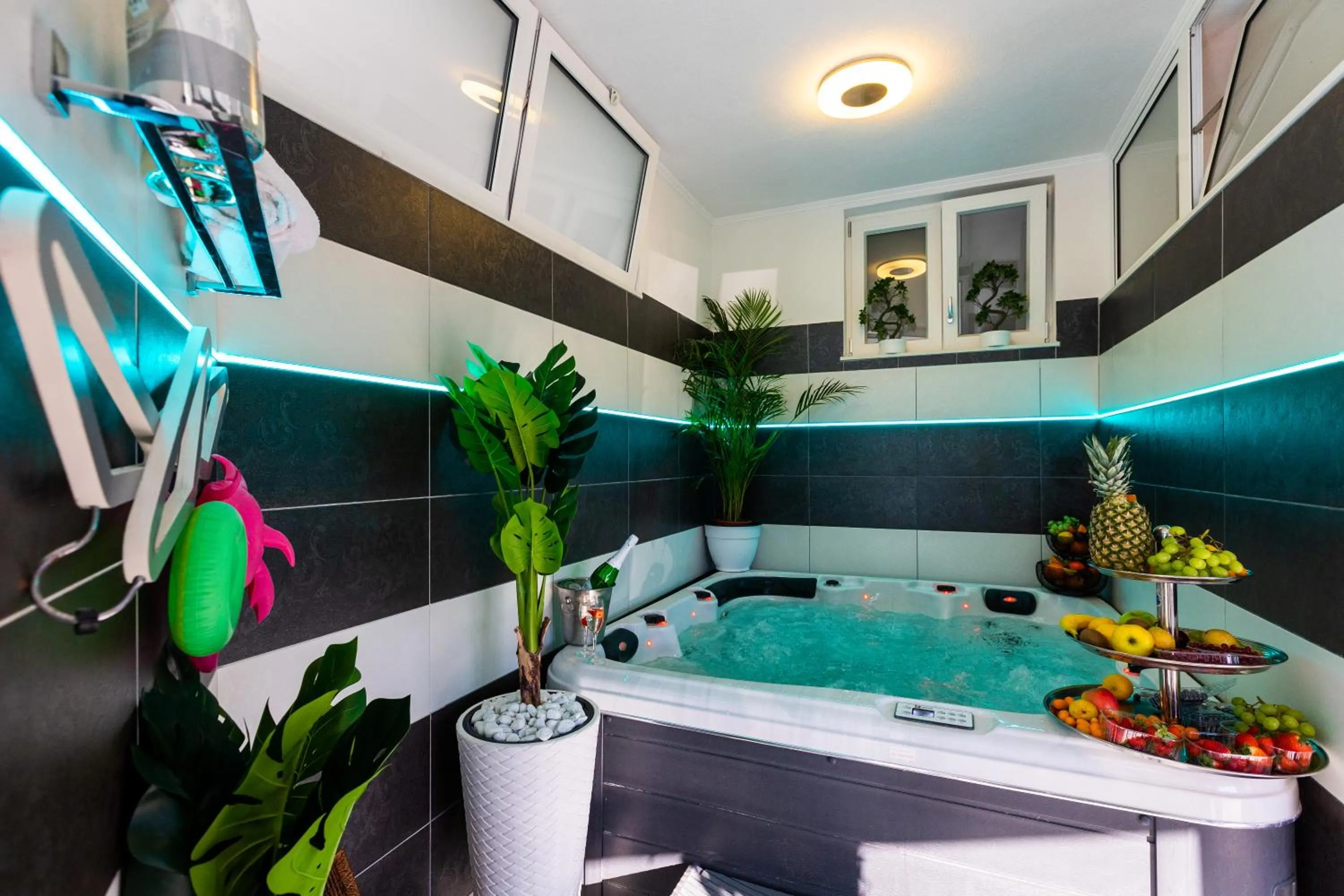 Apartment By the Way Hot Tub and Free Parking