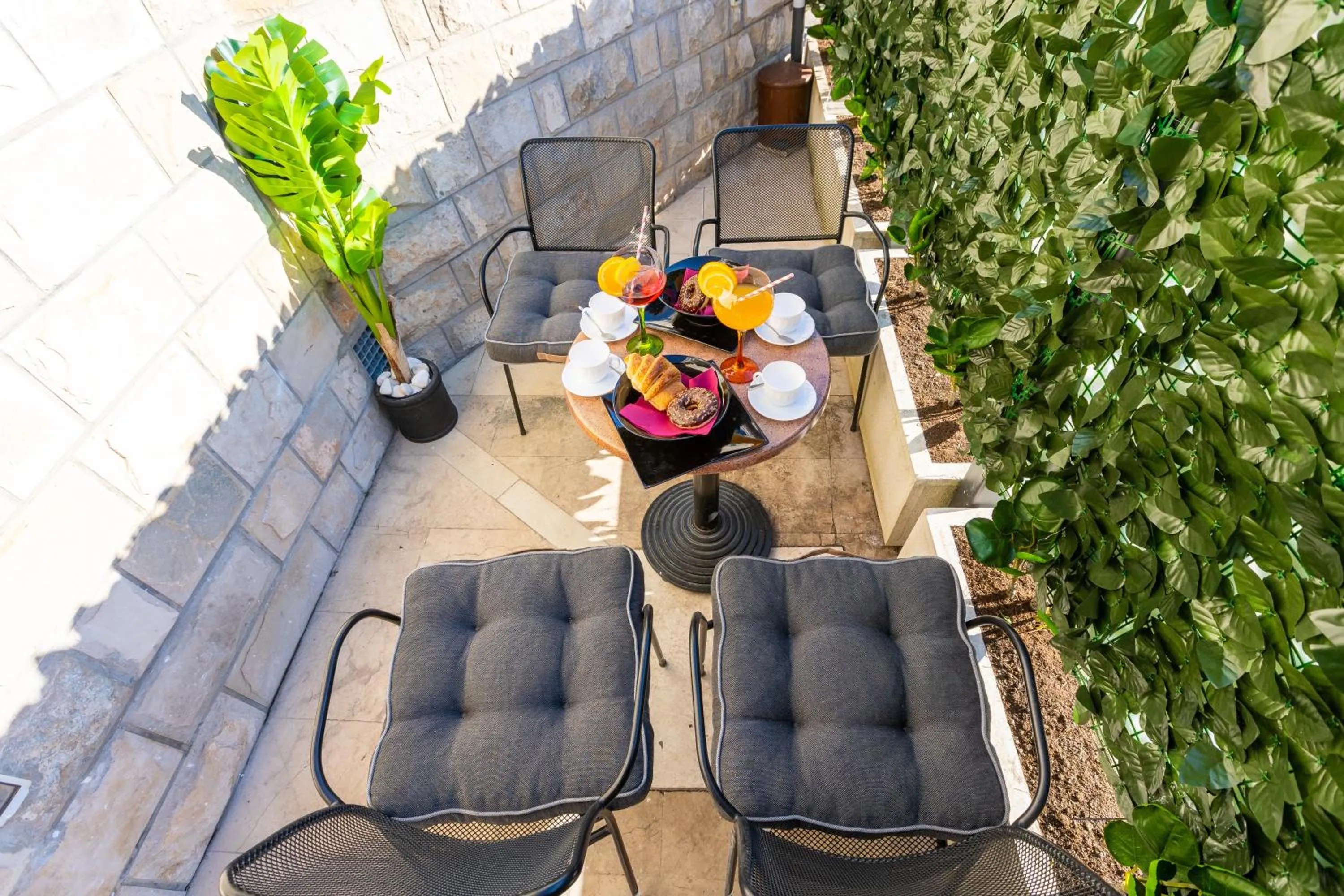 Apartment By the Way Hot Tub and Free Parking