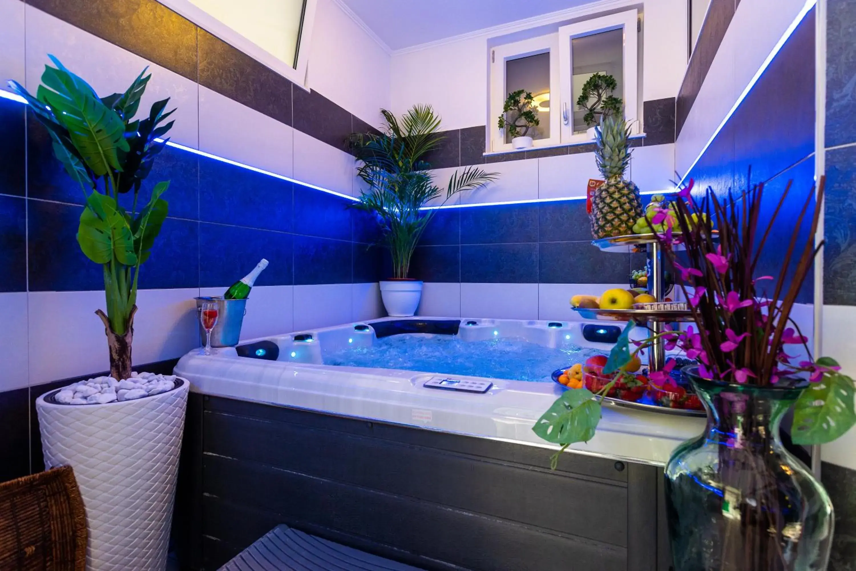Apartment By the Way Hot Tub and Free Parking Apartment By the Way Hot Tub and Free Parking