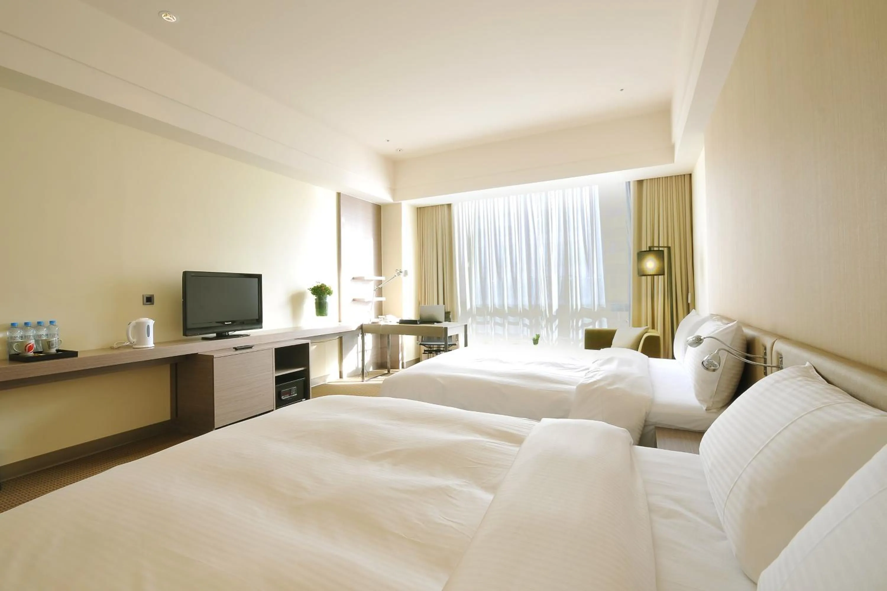 Photo of the whole room, Bed in Zenda Suites