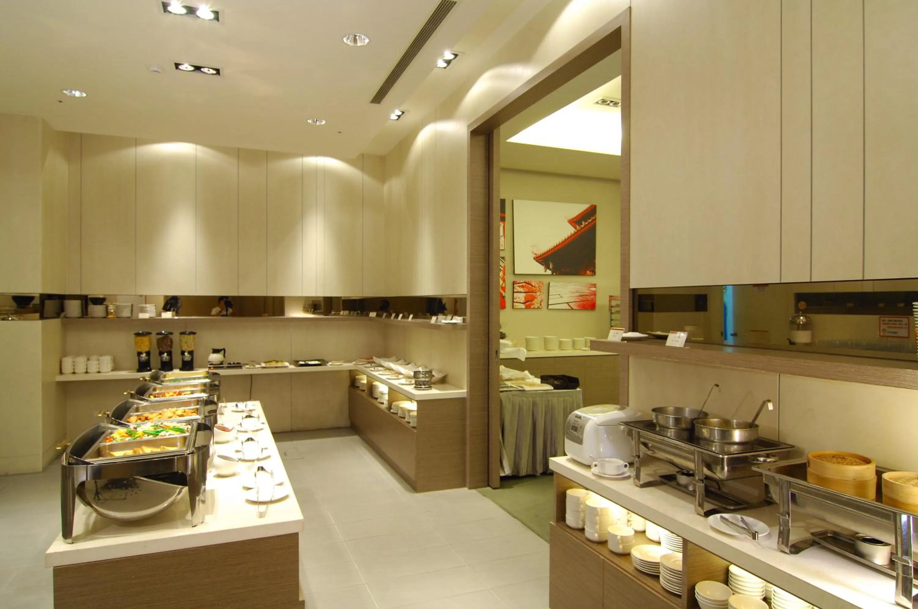 Restaurant/places to eat, Kitchen/Kitchenette in Zenda Suites