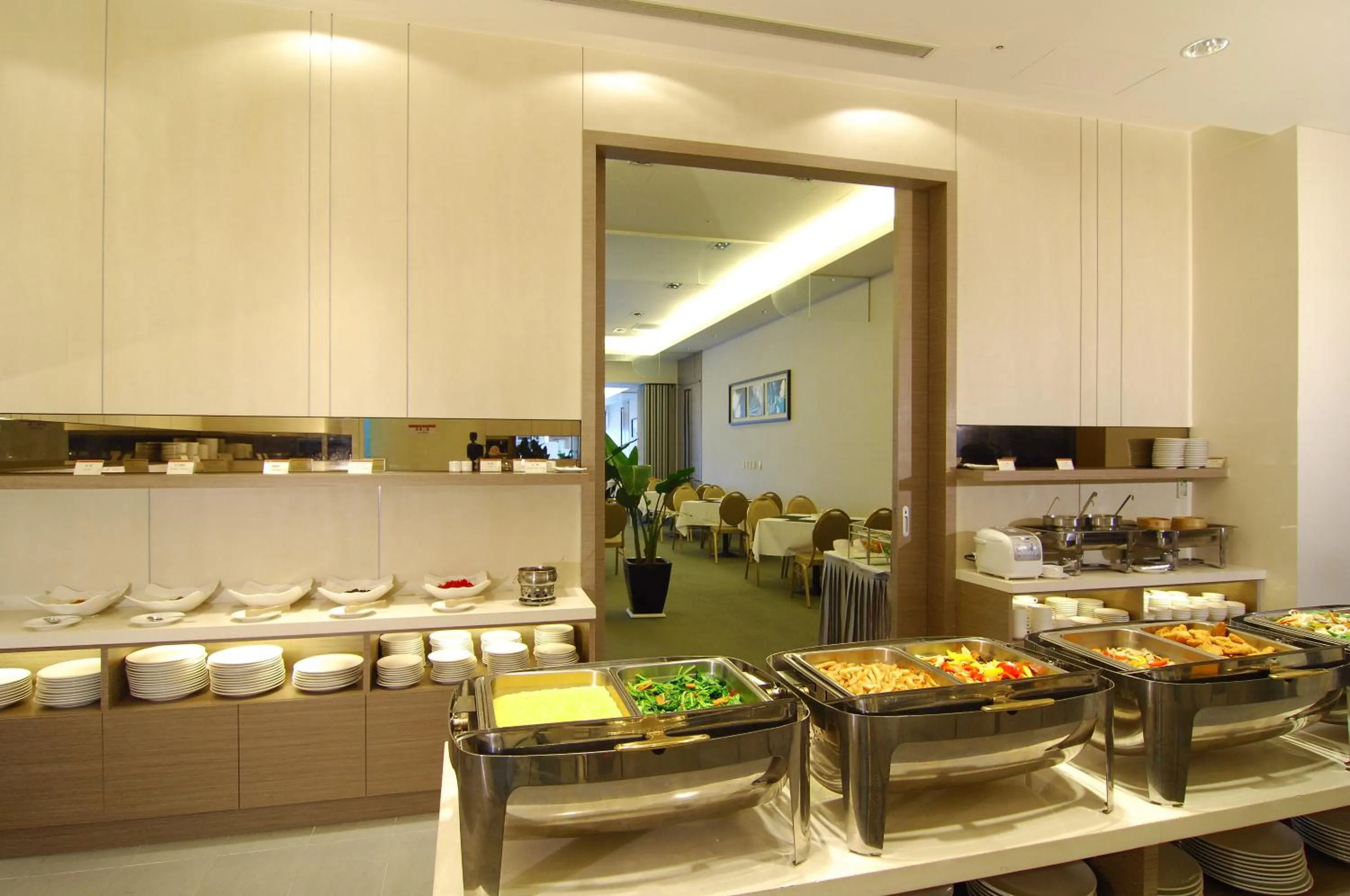 Restaurant/places to eat in Zenda Suites