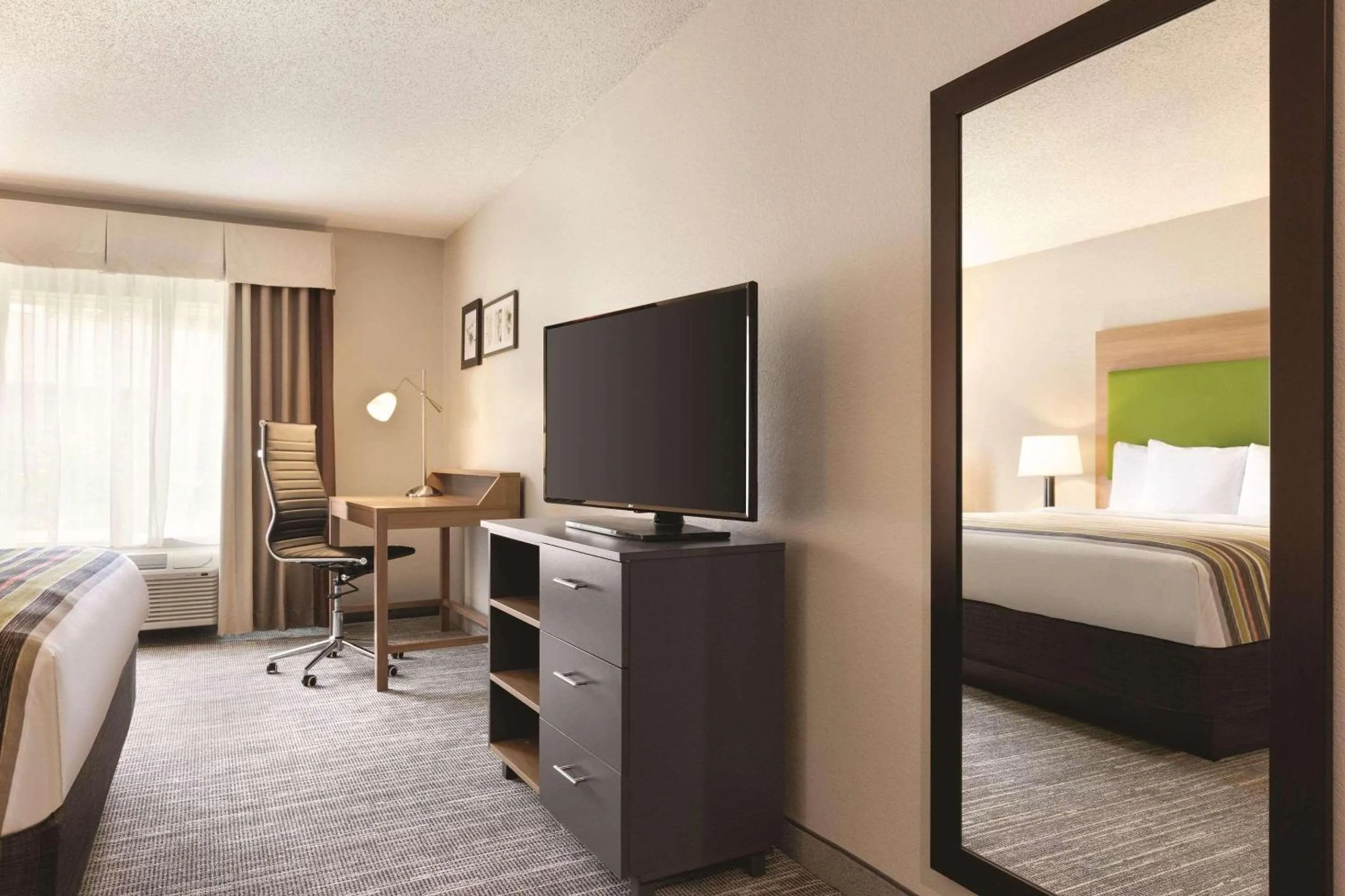 Bedroom, Bed in Country Inn & Suites by Radisson, Greensboro, NC