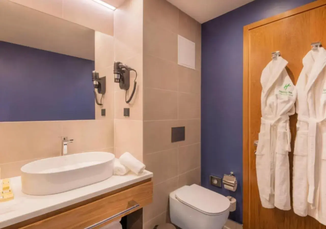 Standard Queen Room in Holiday Inn Yerevan - Republic Square by IHG Standard Queen Room in Holiday Inn Yerevan - Republic Square by IHG