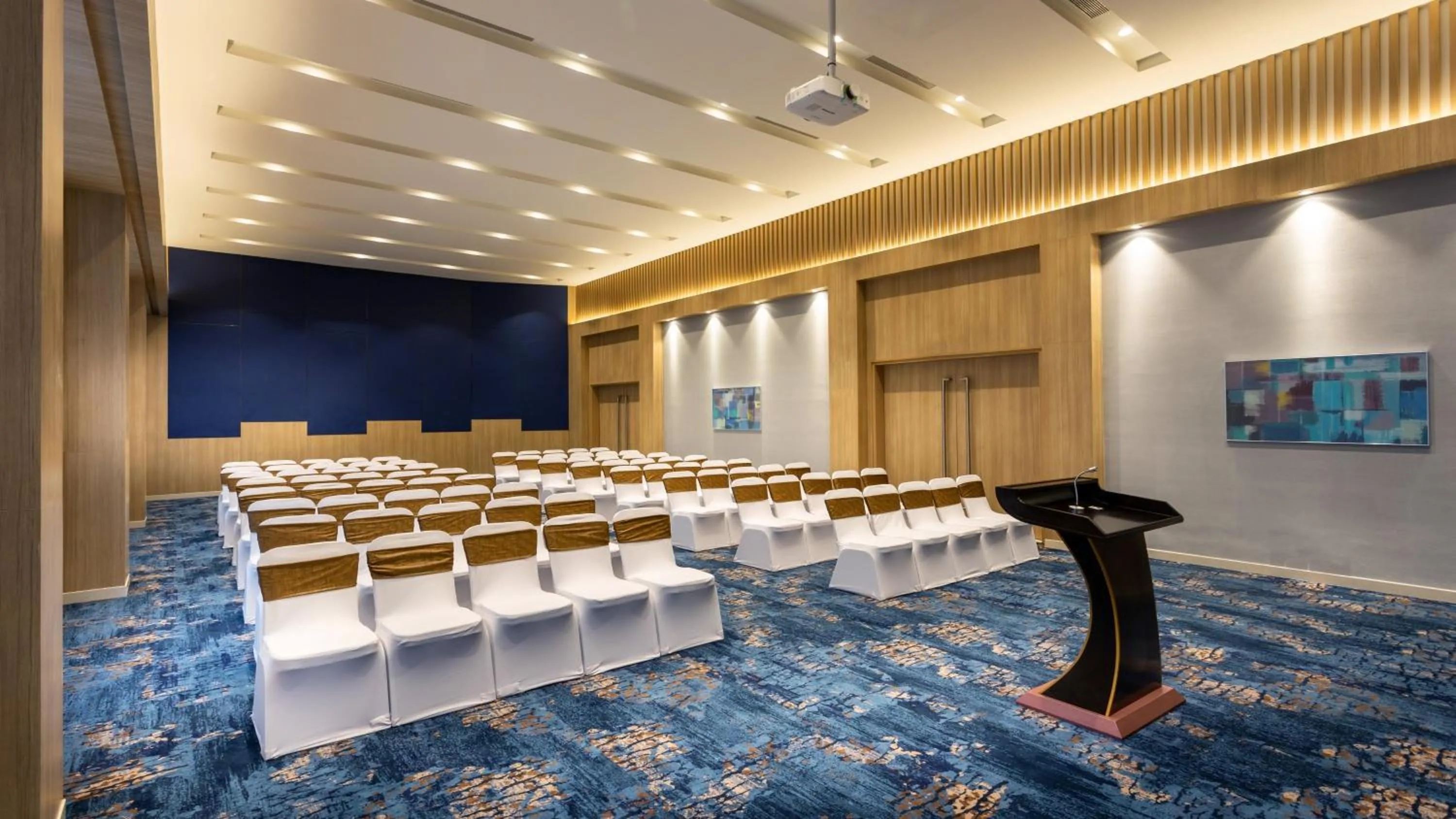 Meeting/conference room in Holiday Inn Express & Suites Bengaluru Old Madras Road by IHG