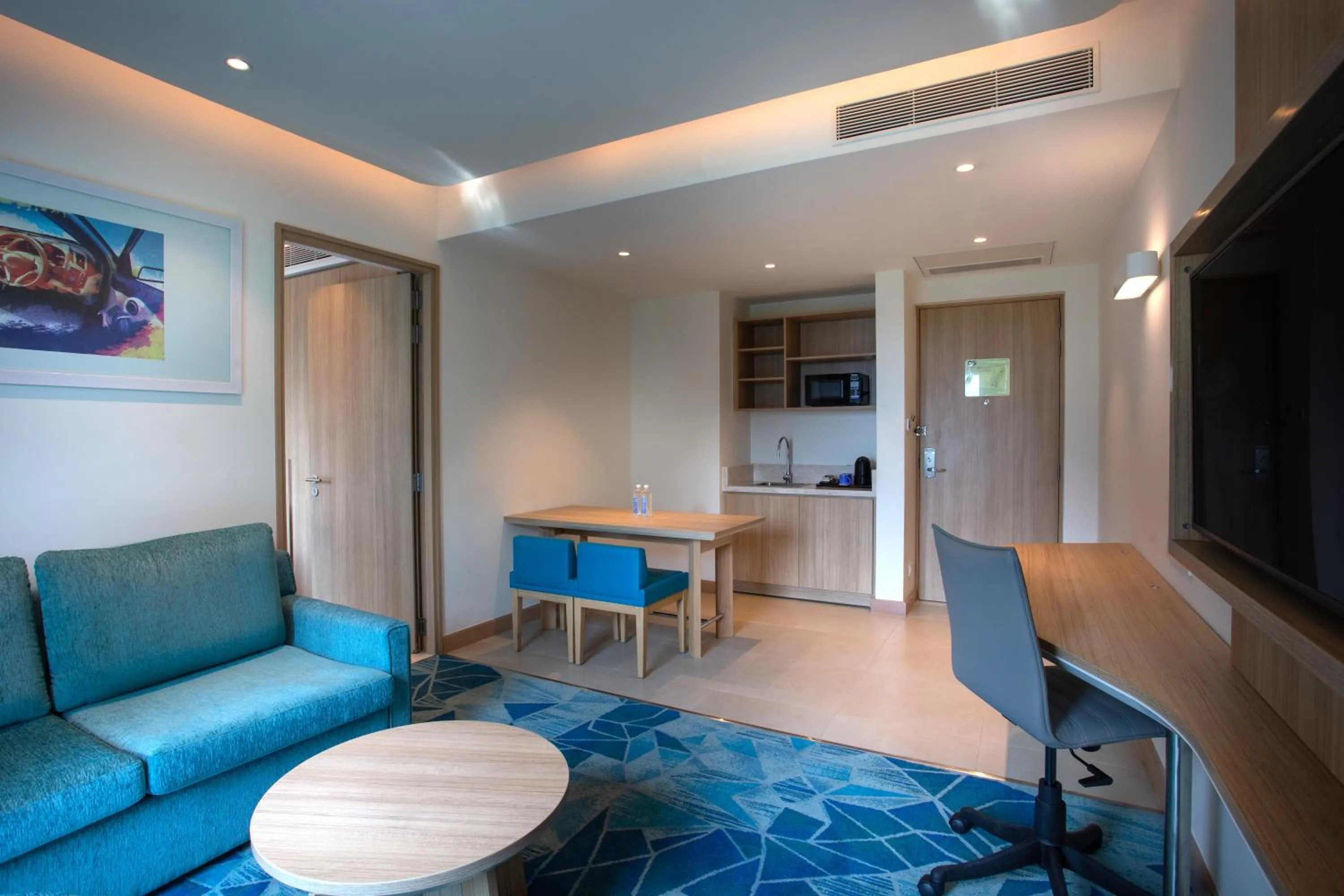 TV and multimedia in Holiday Inn Express & Suites Bengaluru Old Madras Road by IHG