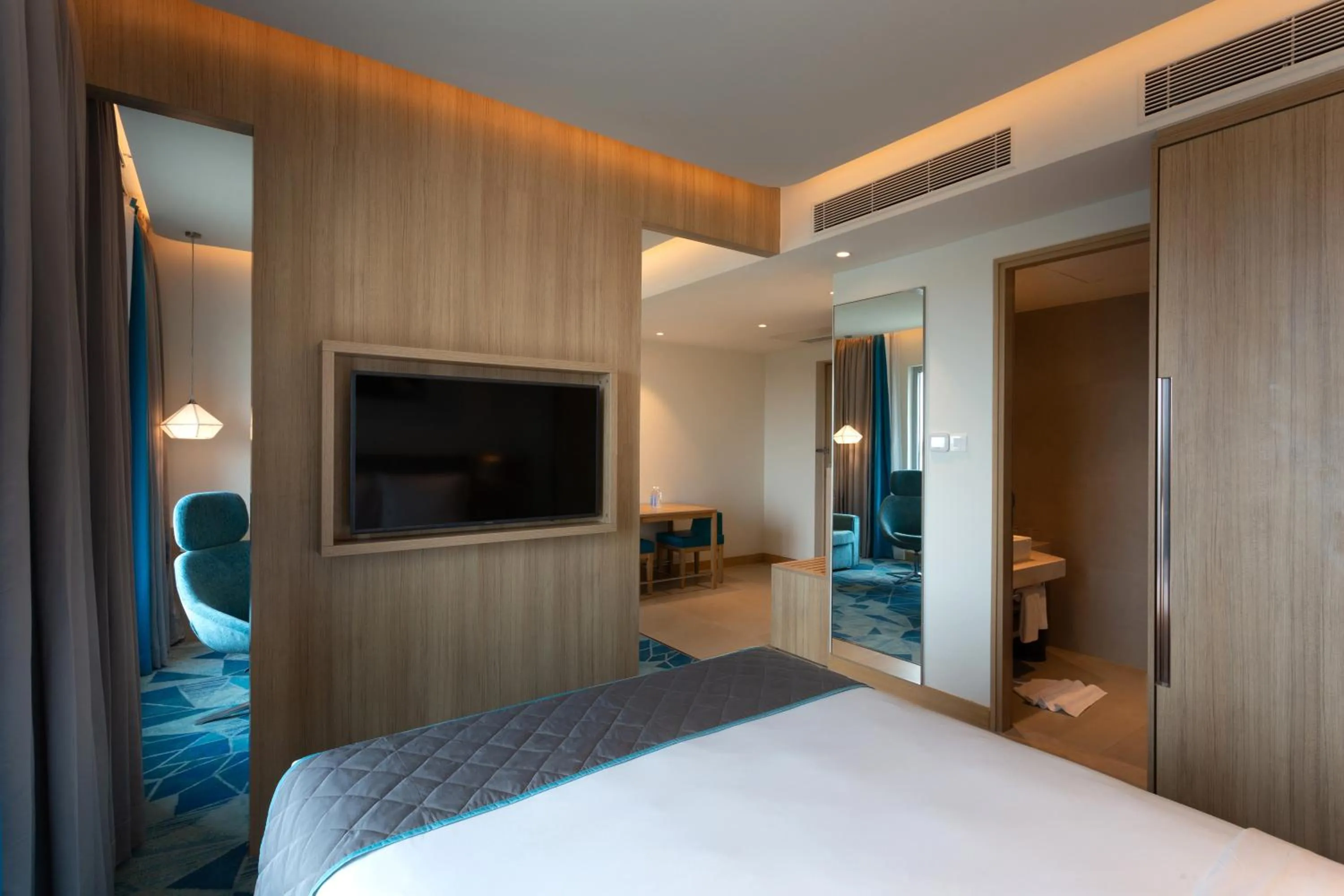 Bathroom, Bed in Holiday Inn Express & Suites Bengaluru Old Madras Road by IHG