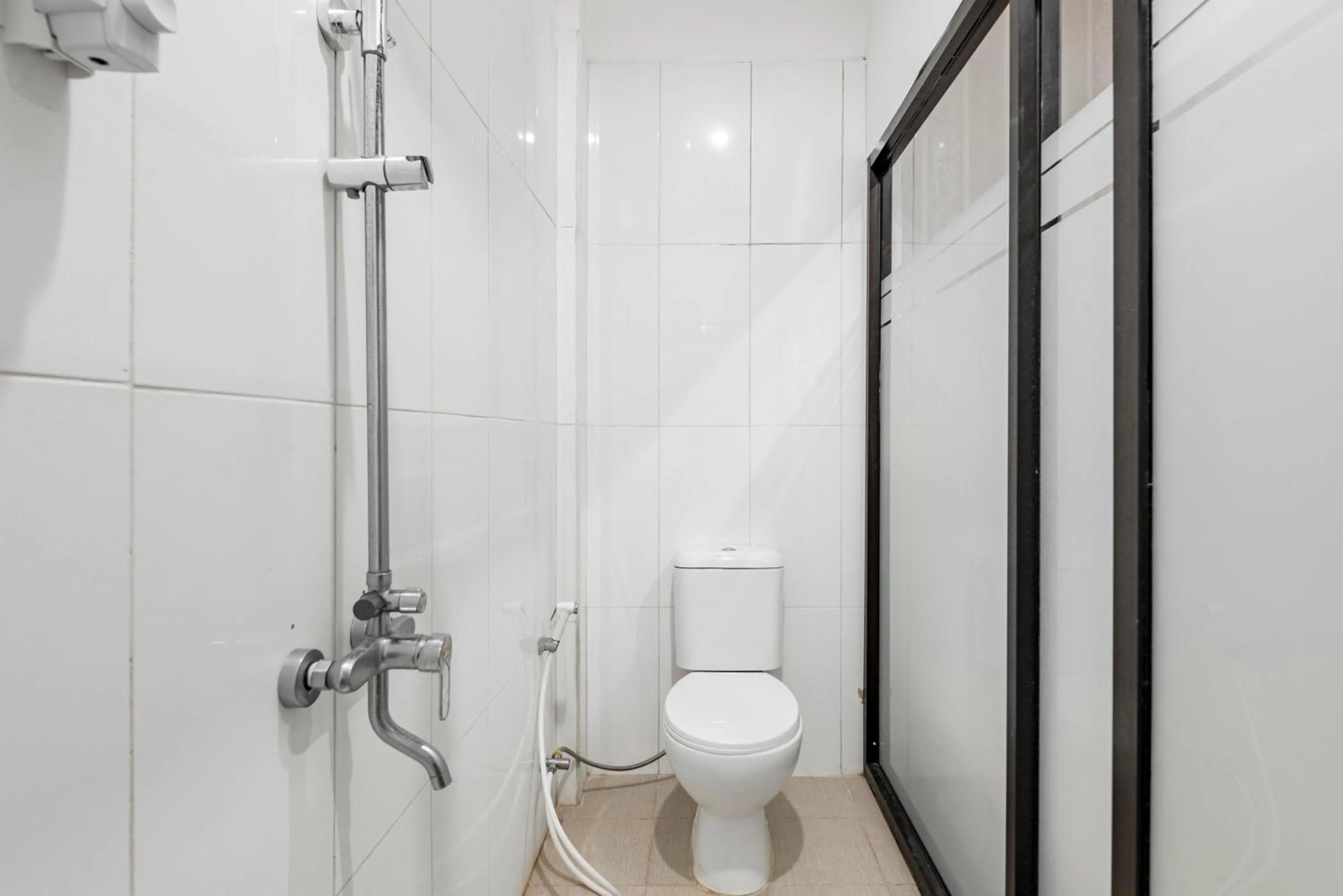 Bathroom in RedDoorz Syariah @ Danau Kerinci Sawojajar