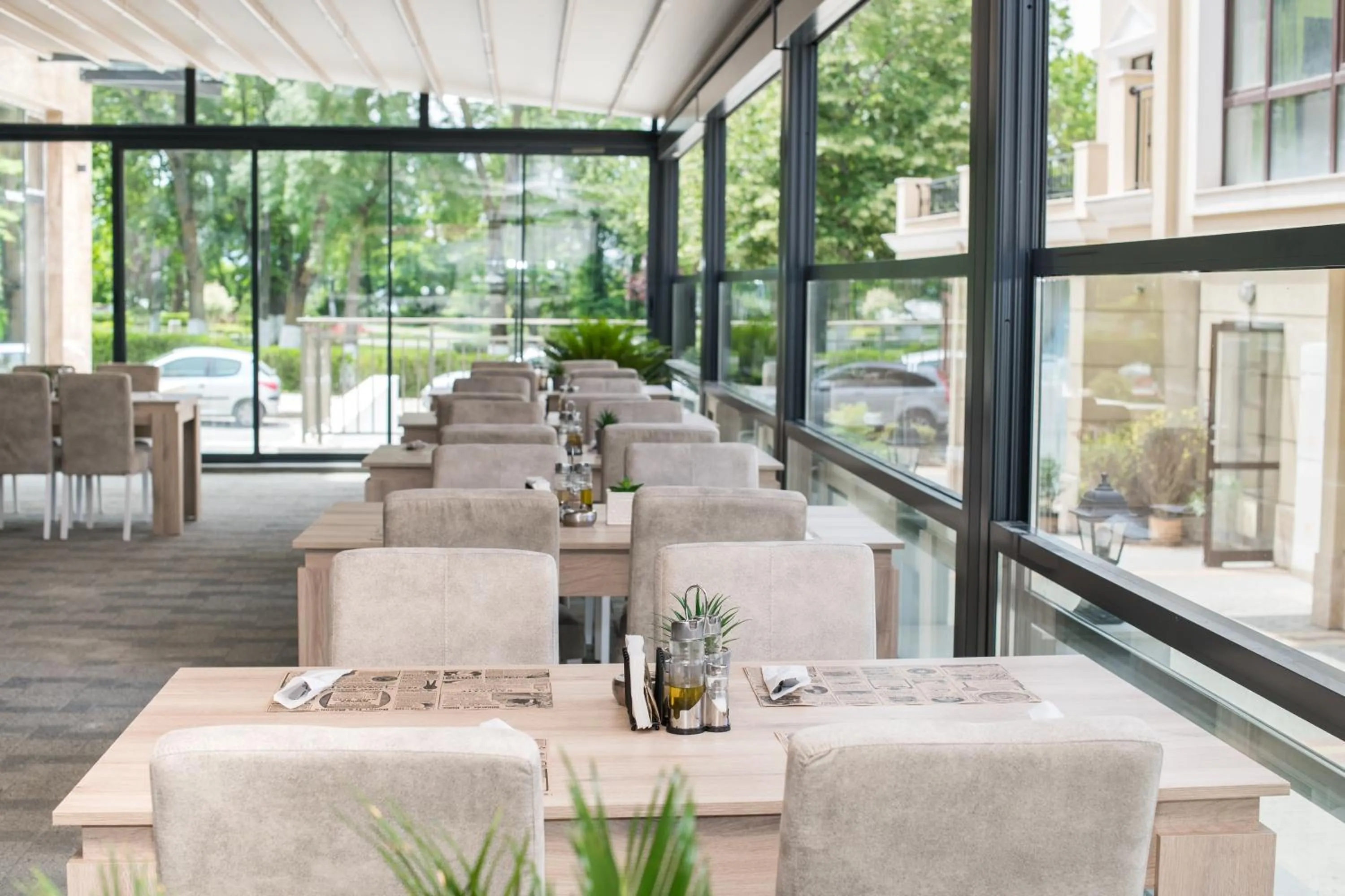 Restaurant/places to eat in Cinema Hotel