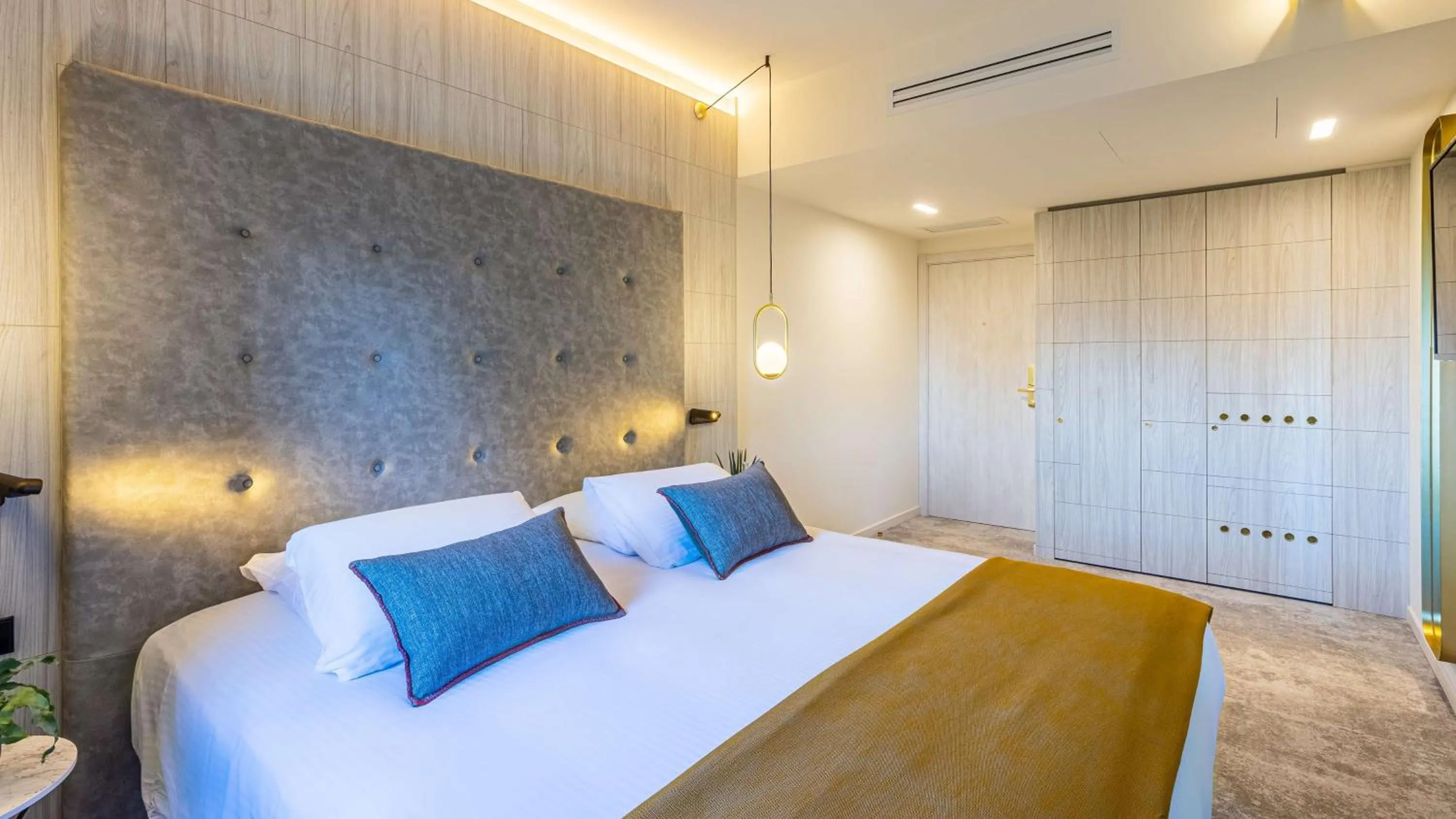 Bedroom, Bed in Domaine de Dolomieu Hotel & Spa - BW Premier Collection