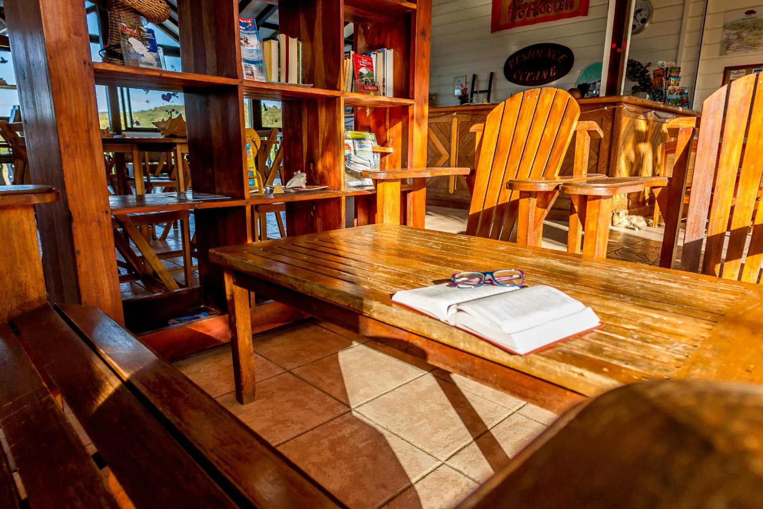 Library in Hôtel Résidence Océane
