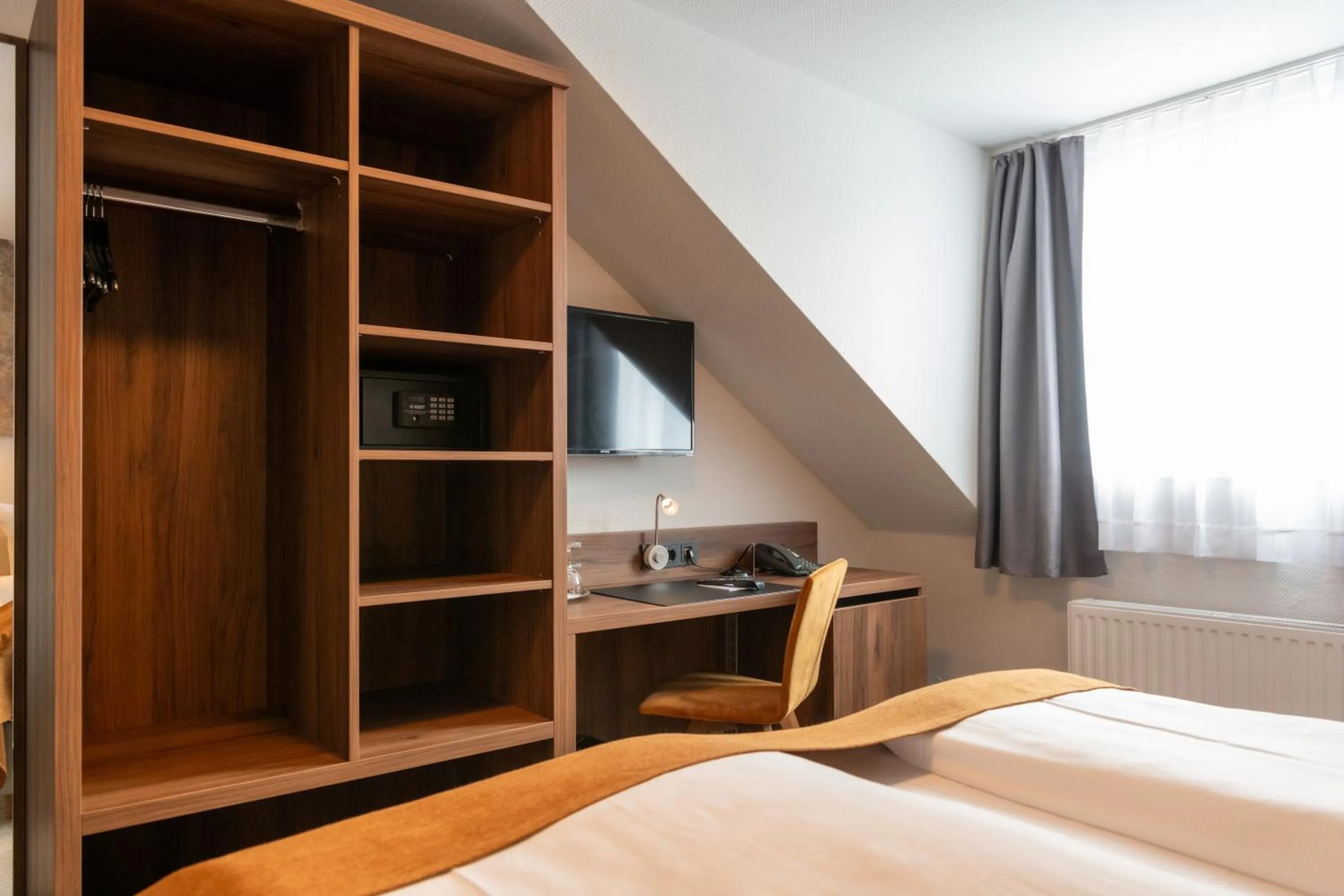 wardrobe, Bed in Art Hotel Aachen
