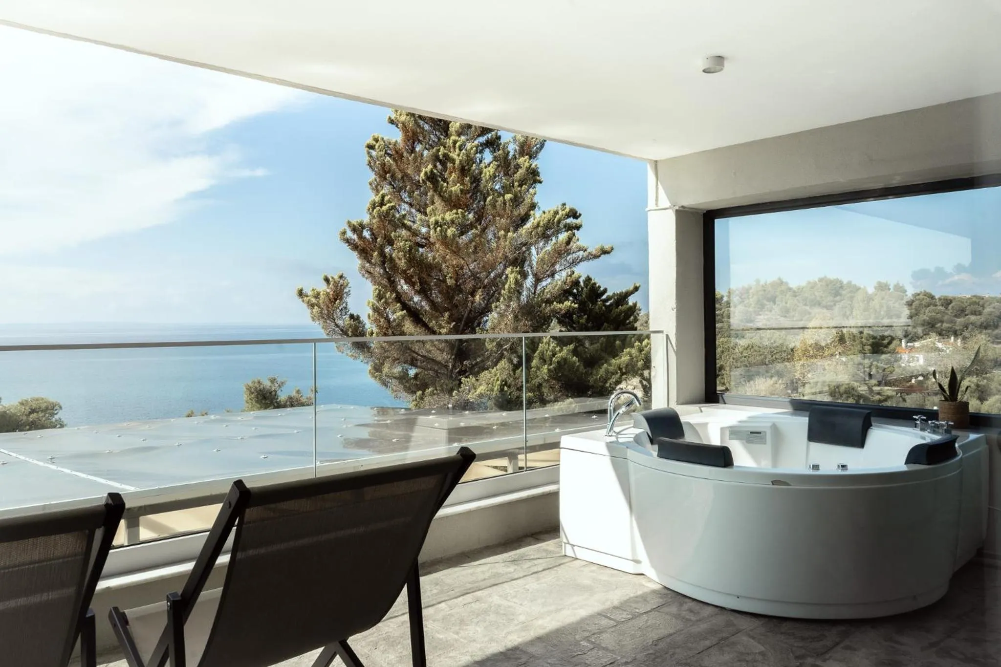 Deluxe Suite with Sea View and Jacuzzi in Casa Bloo Adults Only
