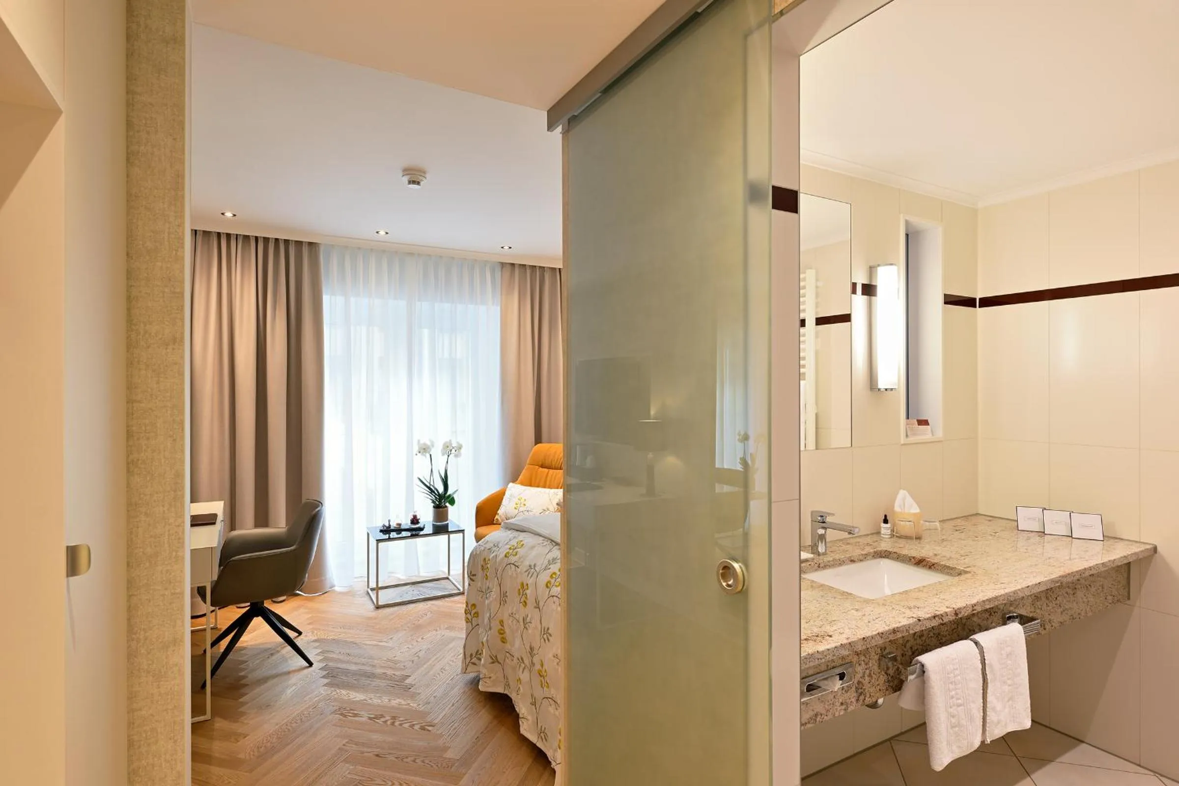 Photo of the whole room, Bed in Kastens Hotel Luisenhof